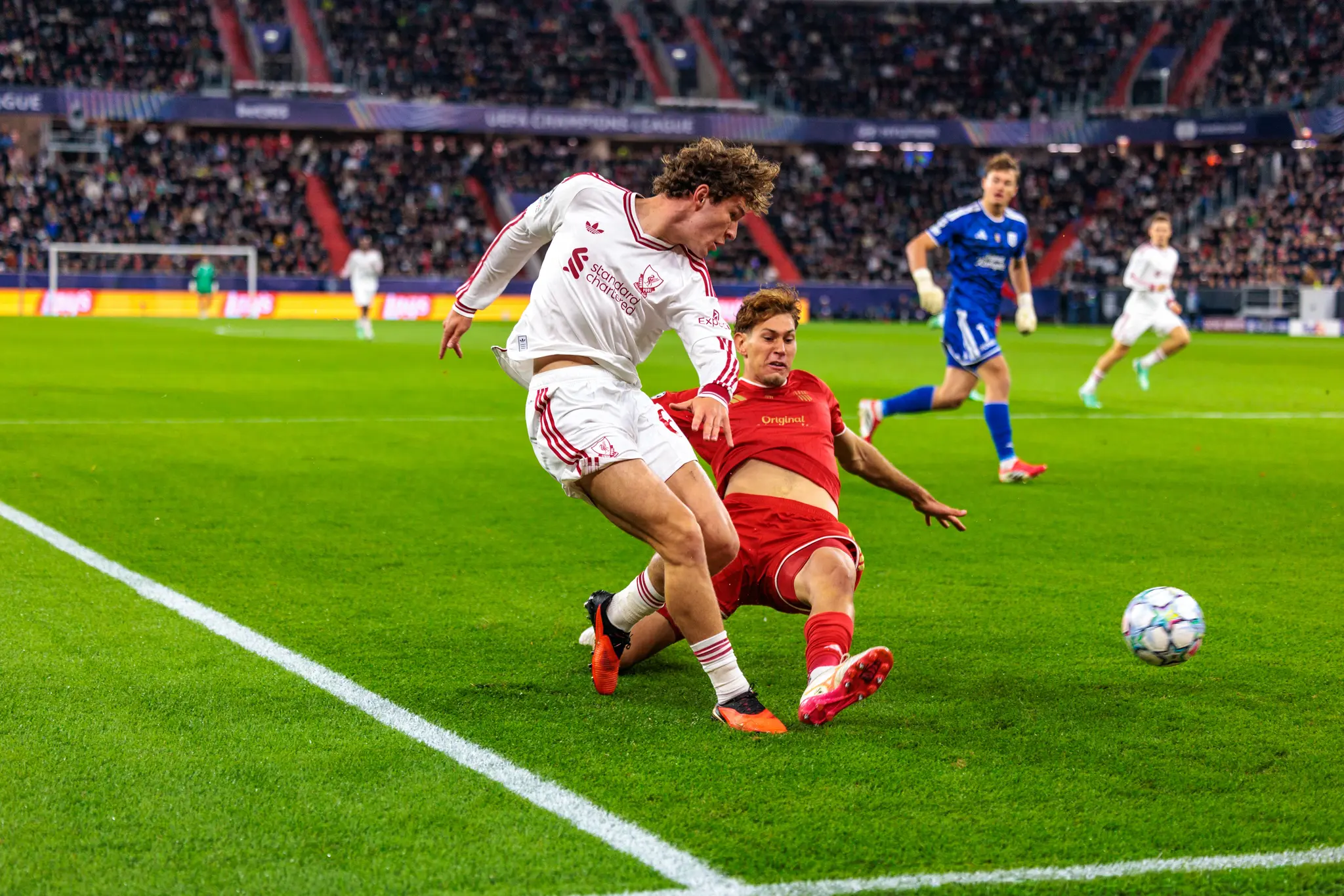 Nach dem Zweikampf rutscht ein LASK-Spieler über den Rasen, der Ball rollt frei, dahinter eilt Torwart Jungwirth (1) heran.