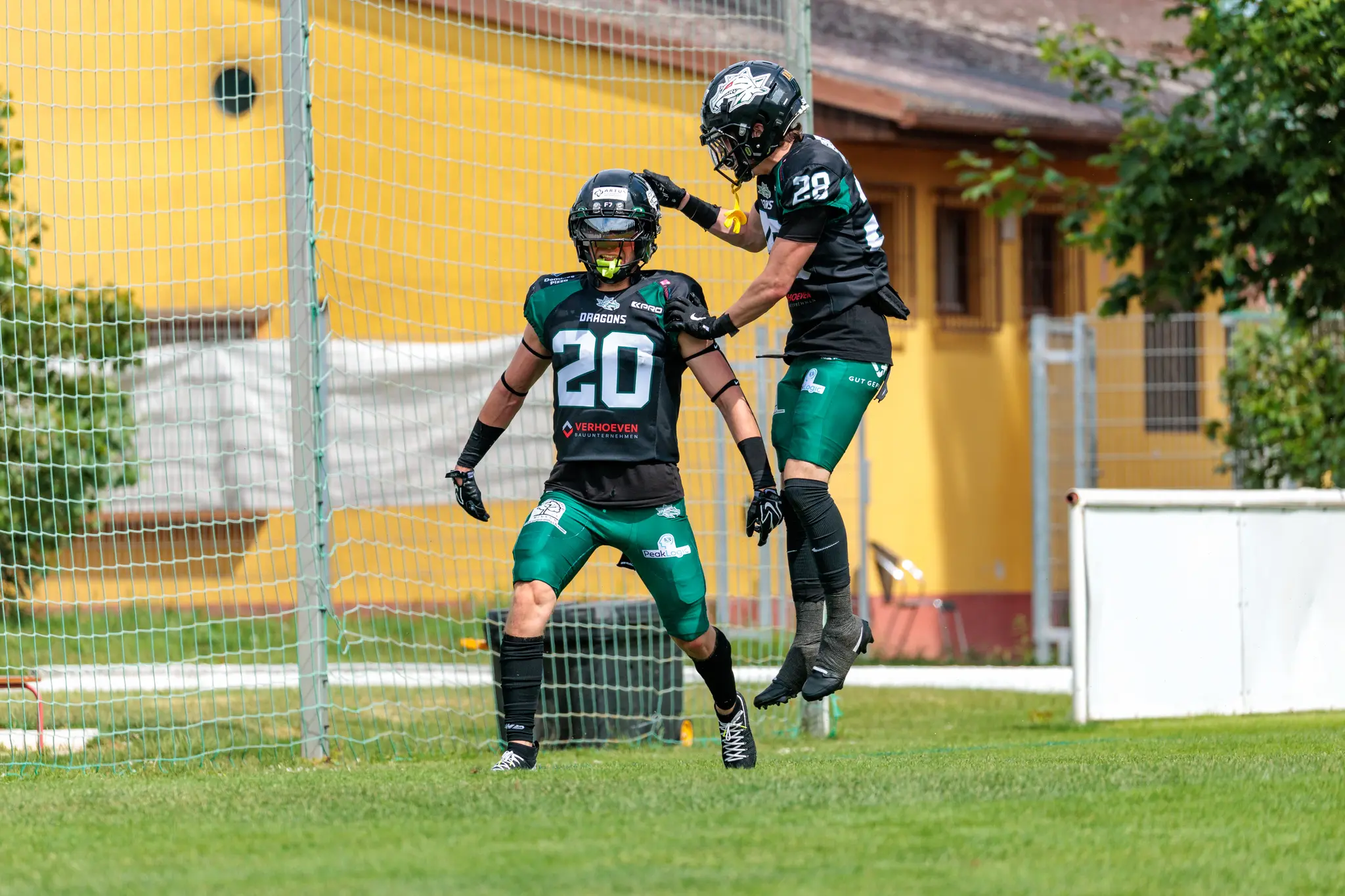 Jubelnde Danube Dragons Spieler nach dem knappen Sieg gegen die Vienna Knights in der Austrian Football League