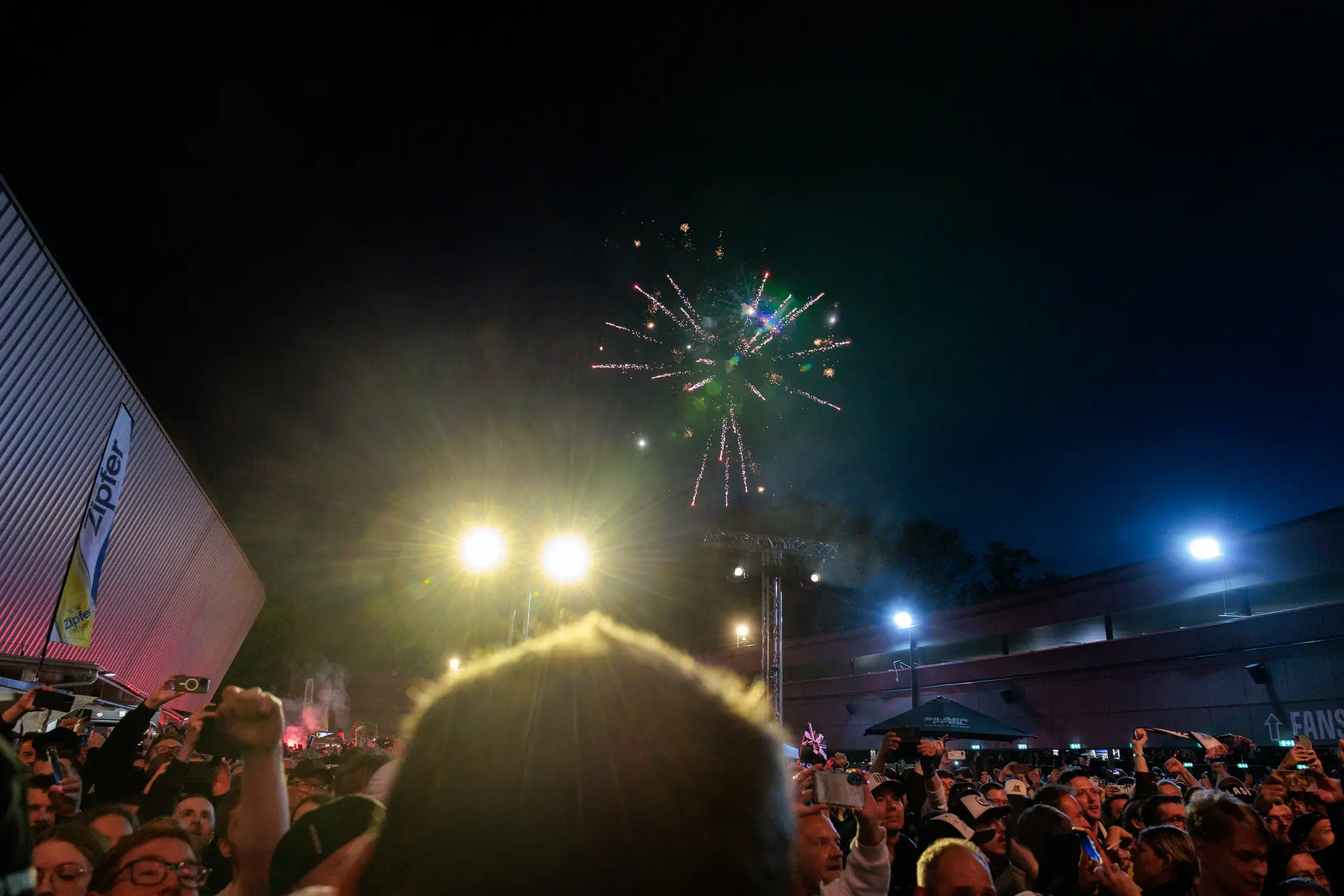 Ein spektakuläres Feuerwerk erstrahlt über der jubelnden Fanzone während der LASK-Meisterfeier in Linz