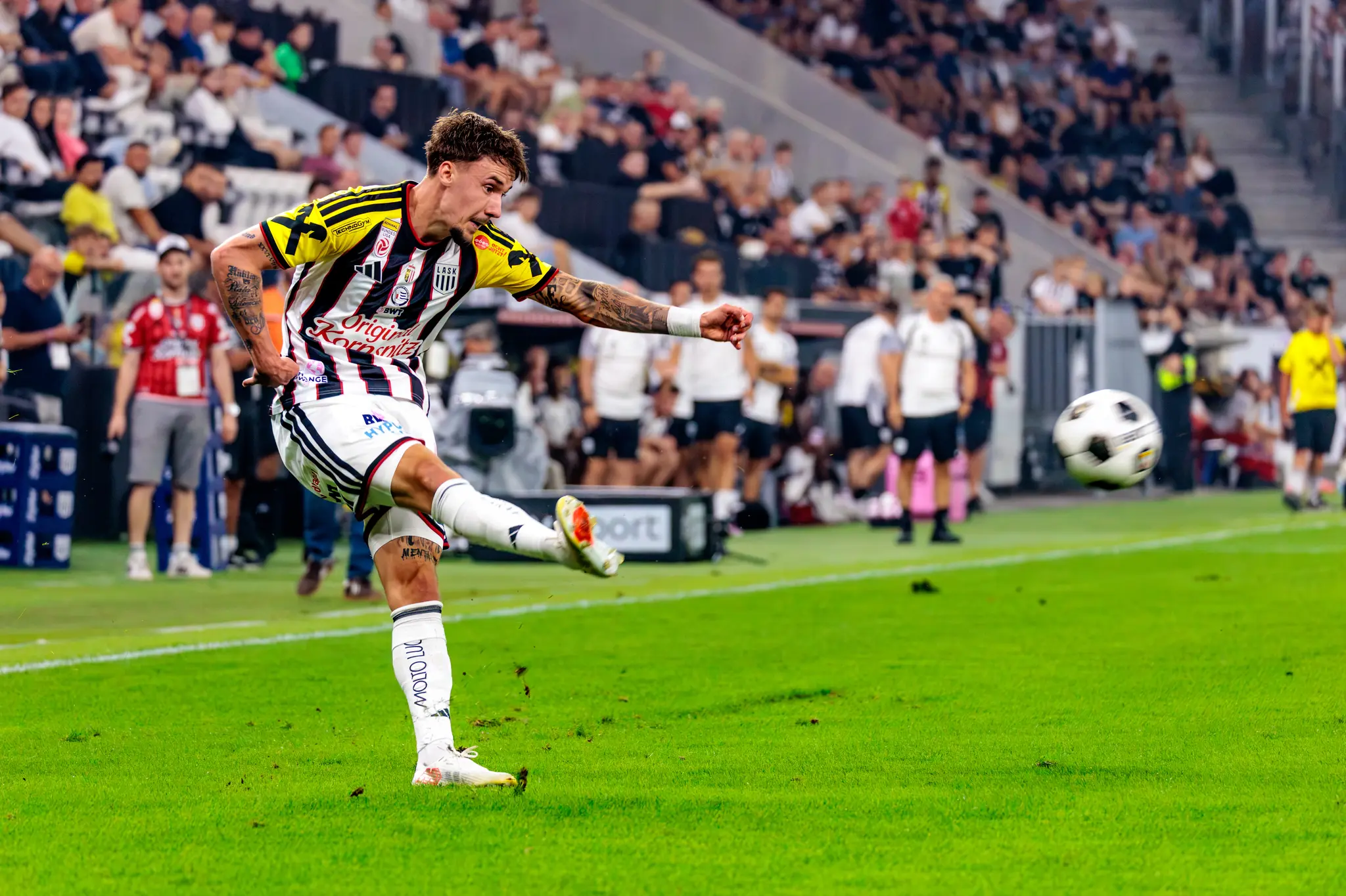 Ein LASK-Spieler bringt eine Flanke in den Strafraum