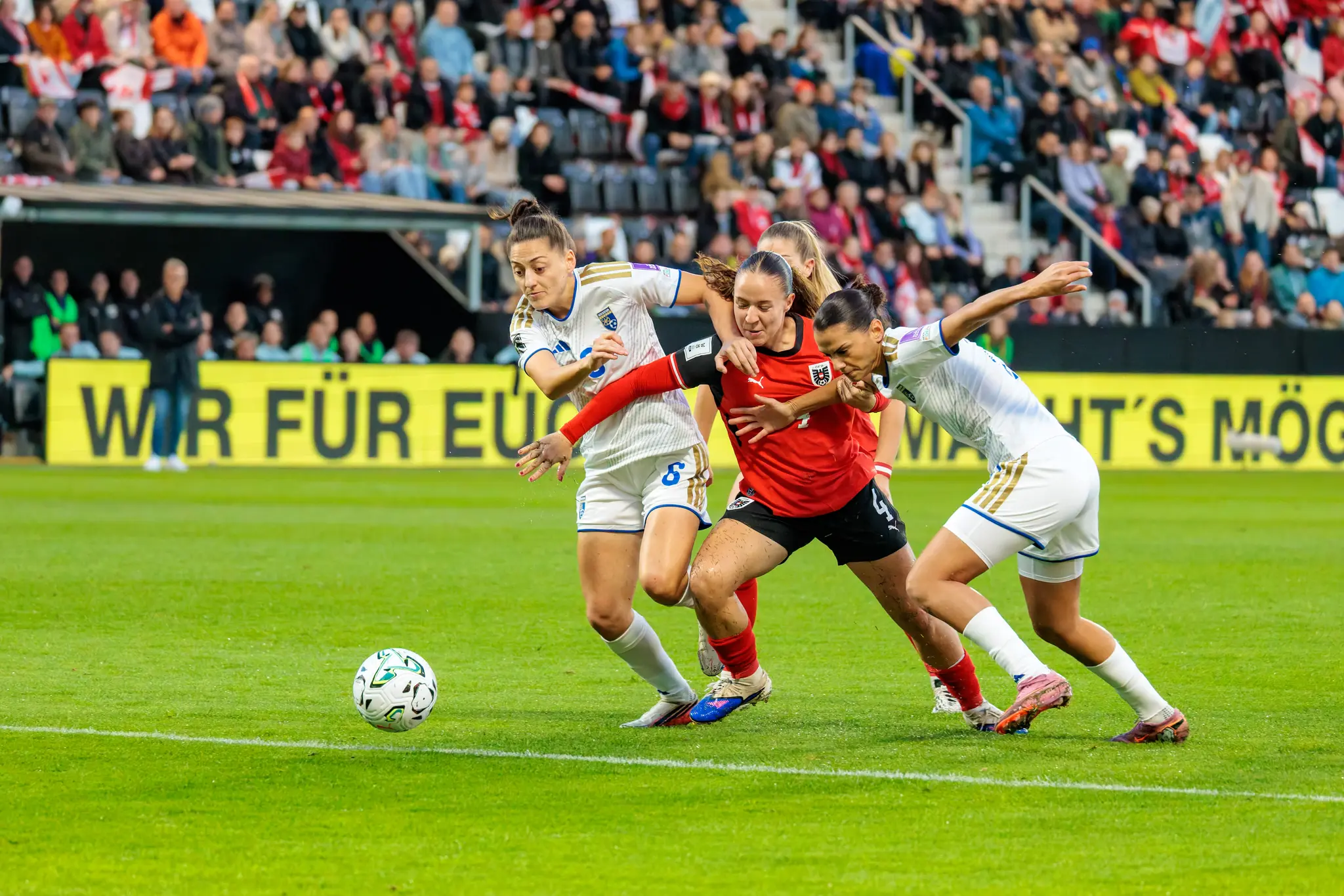 Valentina Pötzl (4) kämpft im Mittelfeld mit Gentiana Fetaj (8) und Lumbardha Misini (6) aus Kosovo um den Ball.