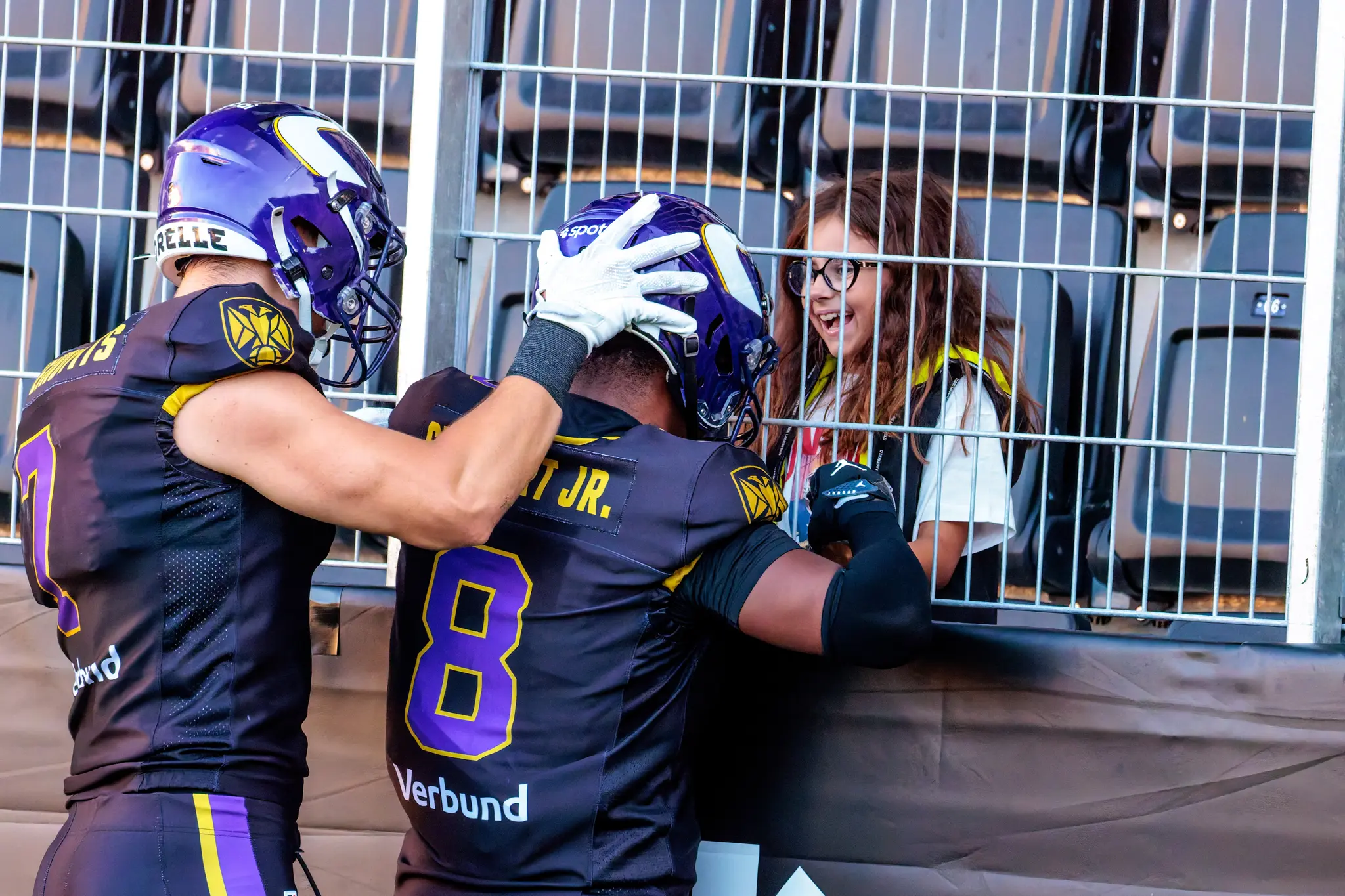 Nach seinem Touchdown feiert Darrell Stewart Jr. (8) der Vienna Vikings gemeinsam mit einem jungen Fan am Zaun – neben ihm Bernhard Seikovits (7).
