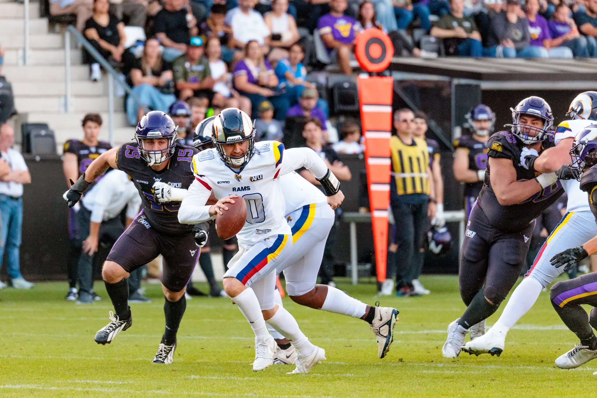 Ein Spieler der Alpine Rams versucht mit dem Ball an einem Verteidiger der Vienna Vikings vorbeizukommen