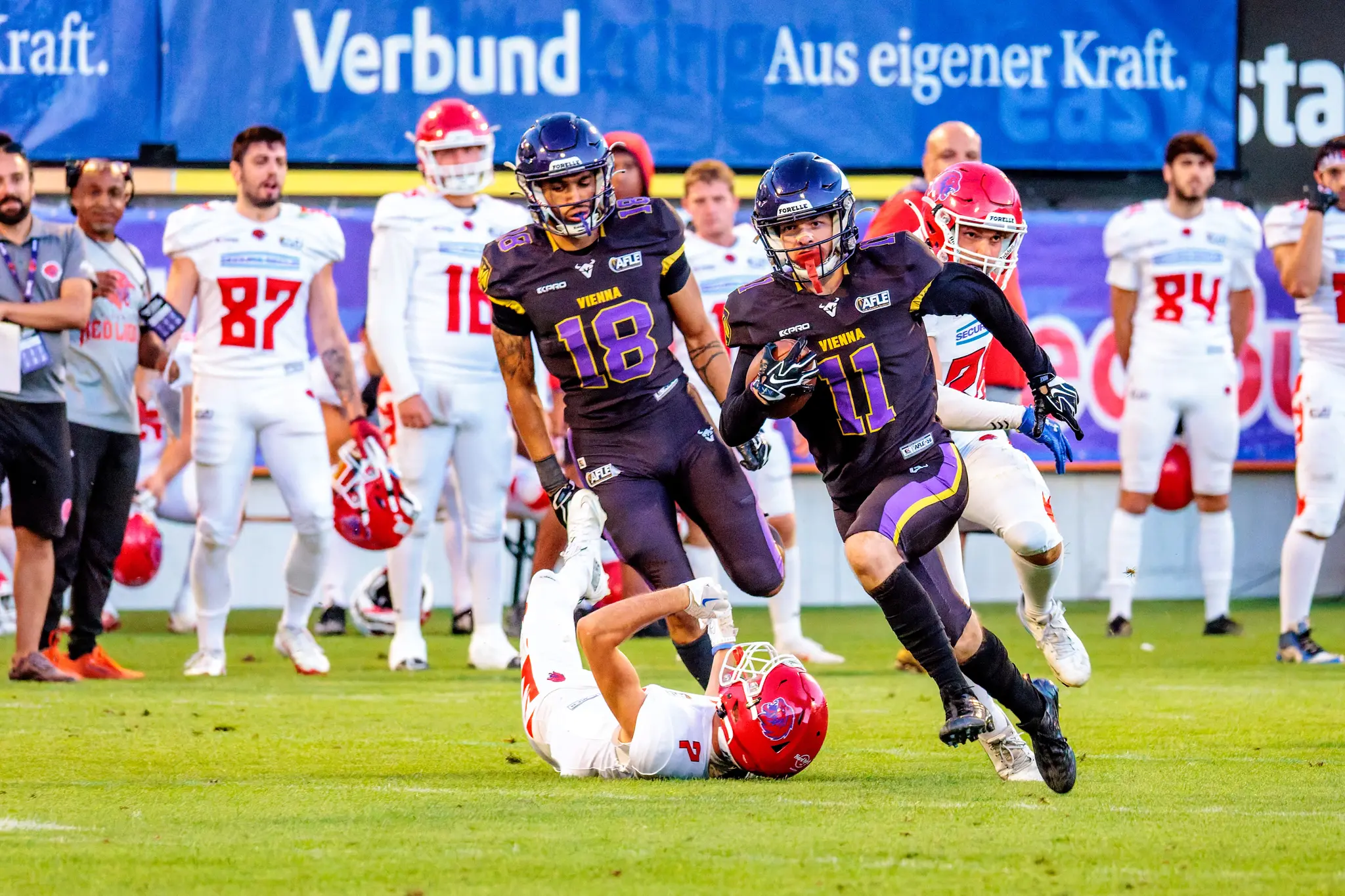 Fabian Eder (11) sprintet mit dem Ball über die Seitenlinie und lässt einen Red-Lions-Verteidiger liegen, Noah Toure (18) sichert ab.