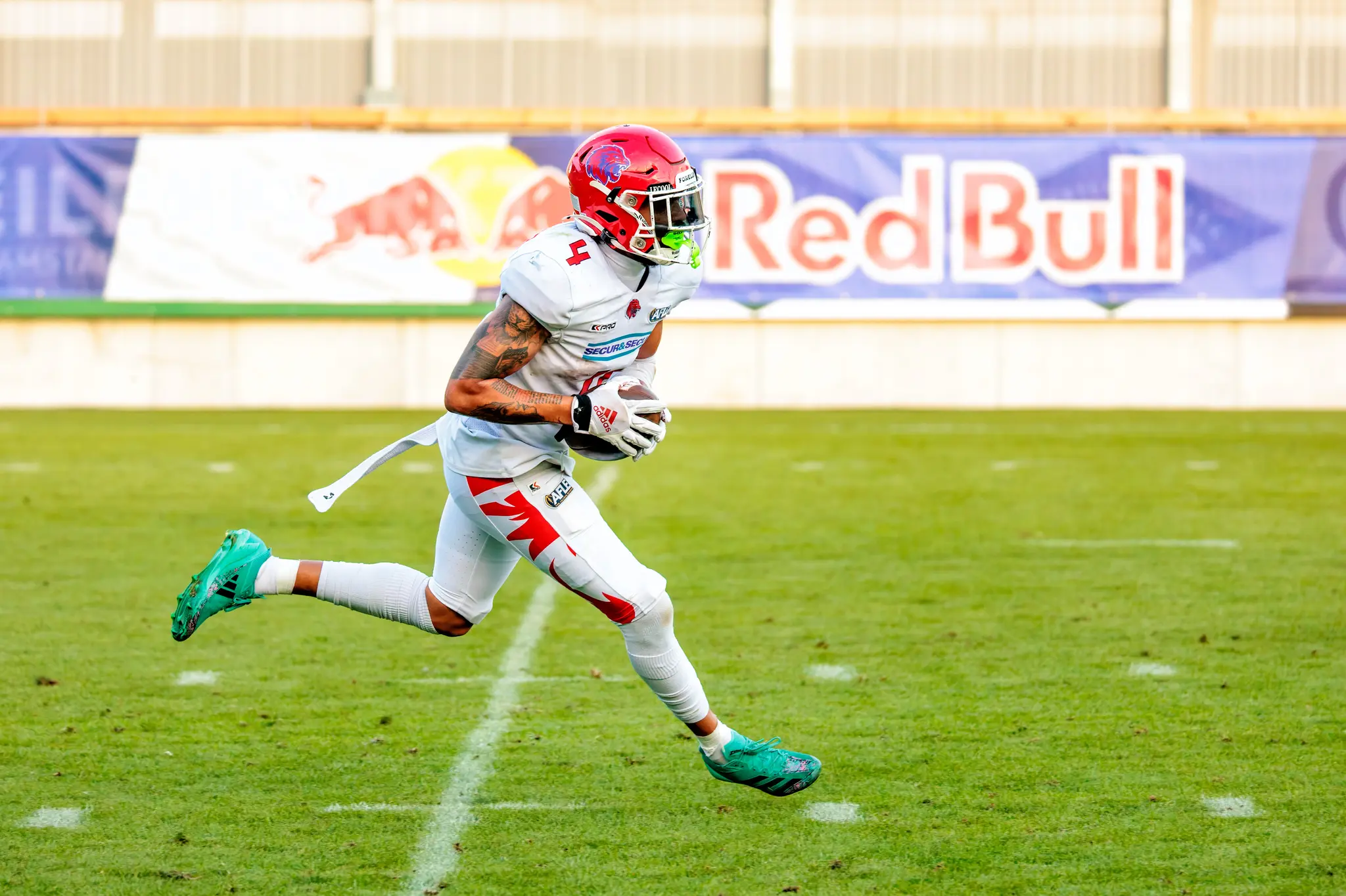 Freie Bahn: Der Ballträger der Red Lions (4) sprintet einsam über den Rasen, im Rücken nur die Red-Bull-Banden.
