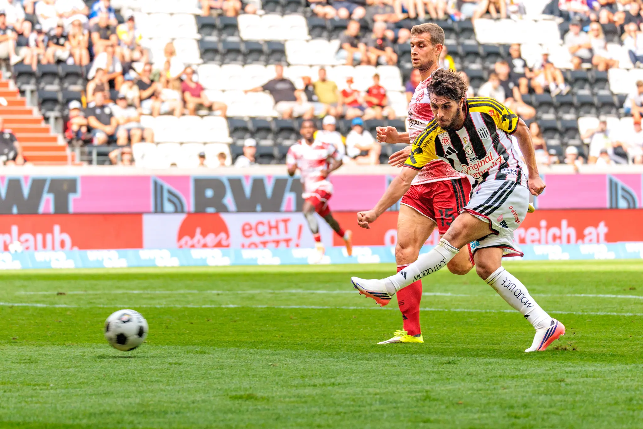 LASK-Spieler zieht in der 80. Minute zum Schuss ab, unmittelbar vor dem Treffer zum 2:0 durch Harakate.