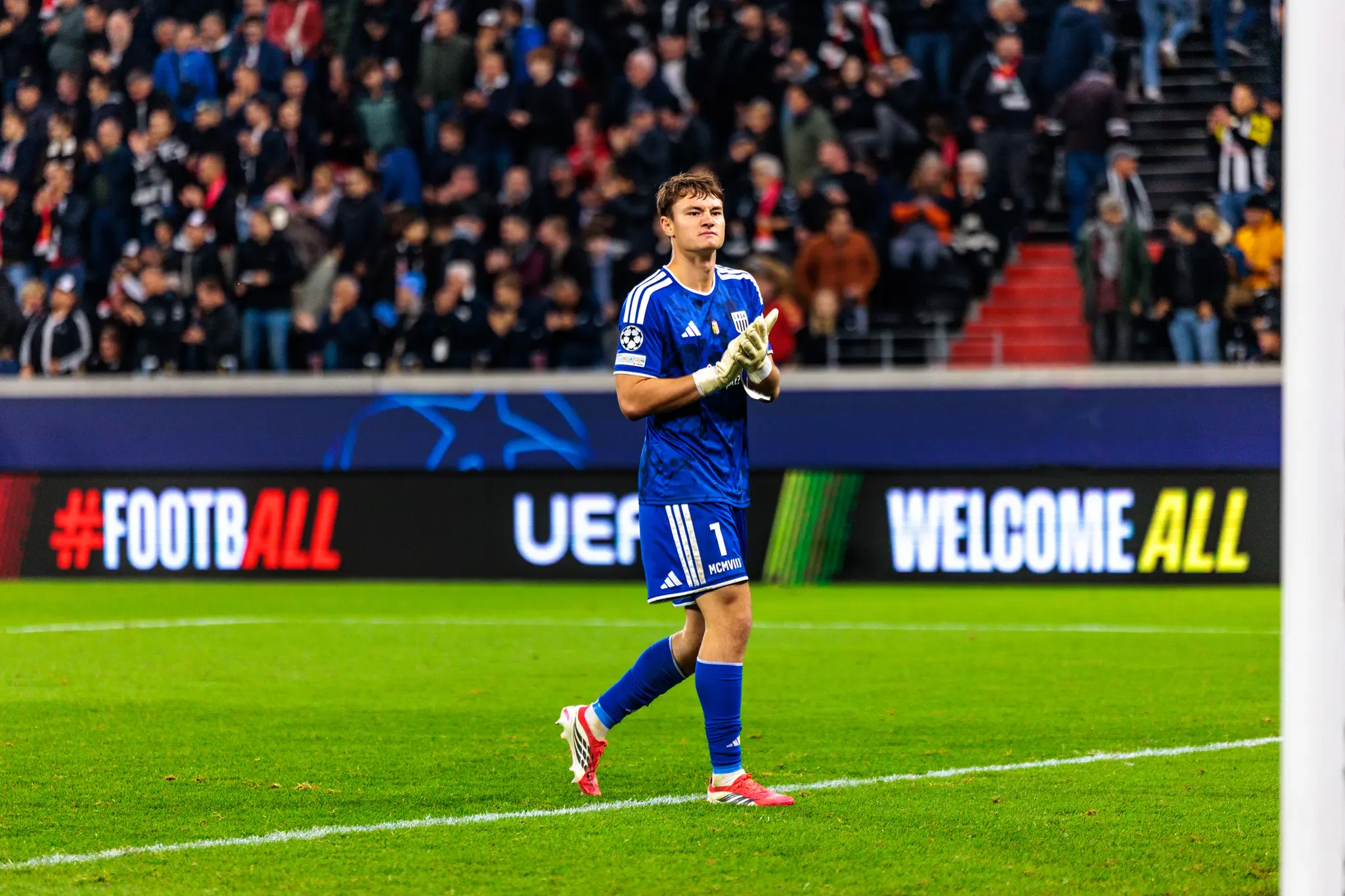 Nach dem Abpfiff klatscht LASK-Torwart Lukas Jungwirth (1) auf dem Rasen in die Hände, im Hintergrund applaudieren einzelne Zuschauer auf den Rängen.