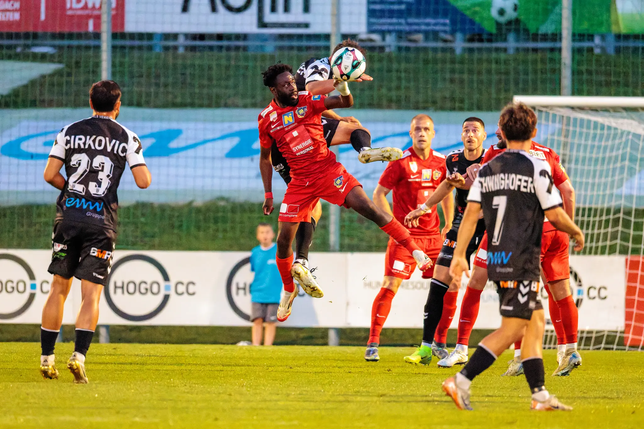 Ein Spieler des SKN St. Pölten und von Herta Wels springt in einem packenden ÖFB Cup-Duell in die Höhe, um den Ball mit dem Kopf zu spielen