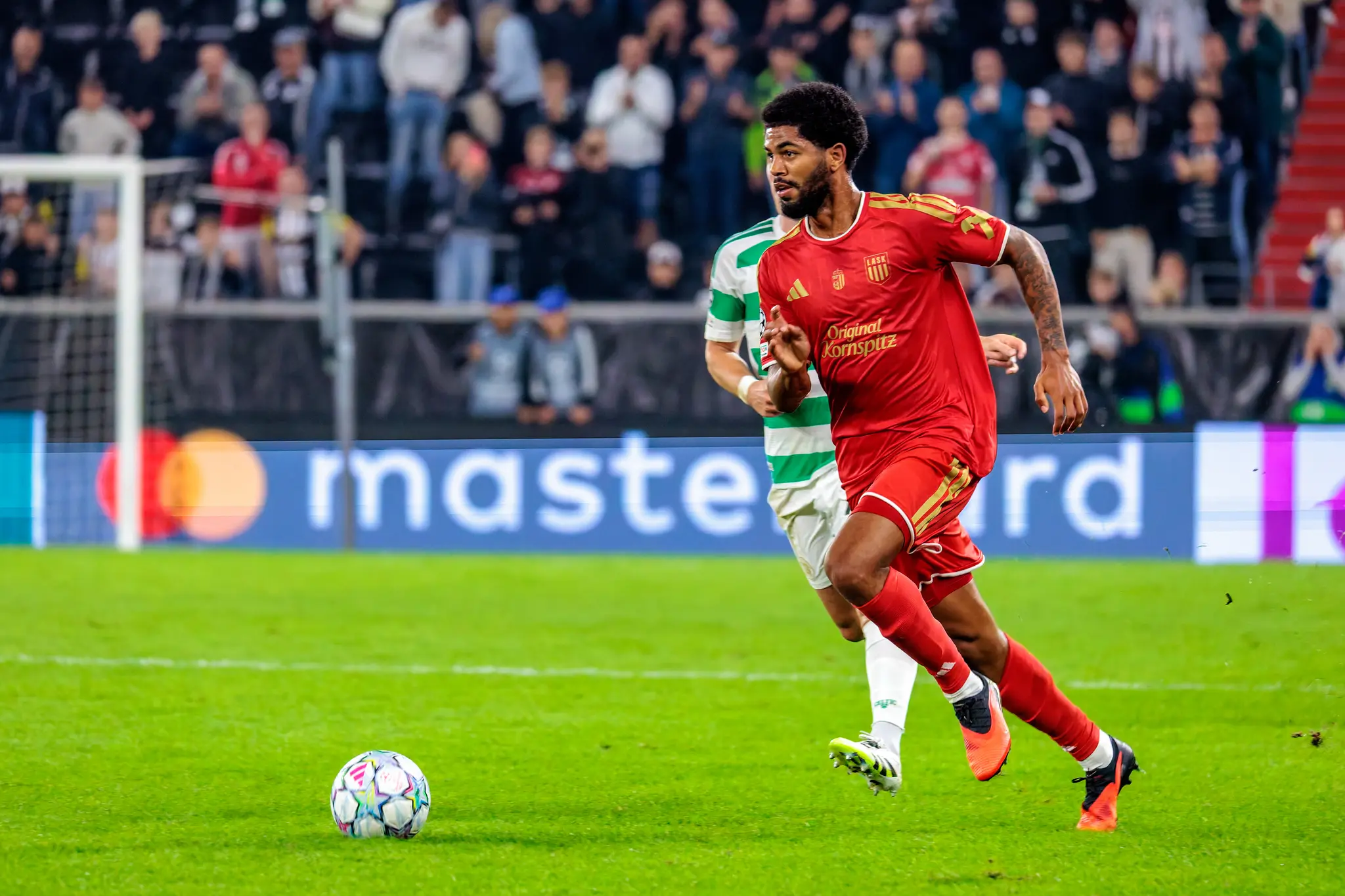 Ein LASK-Spieler sprintet nach dem verschossenen Elfmeter Richtung Celtic-Strafraum, der Ball rollt frei vor ihm - die Spannung in der Verlängerung ist greifbar.