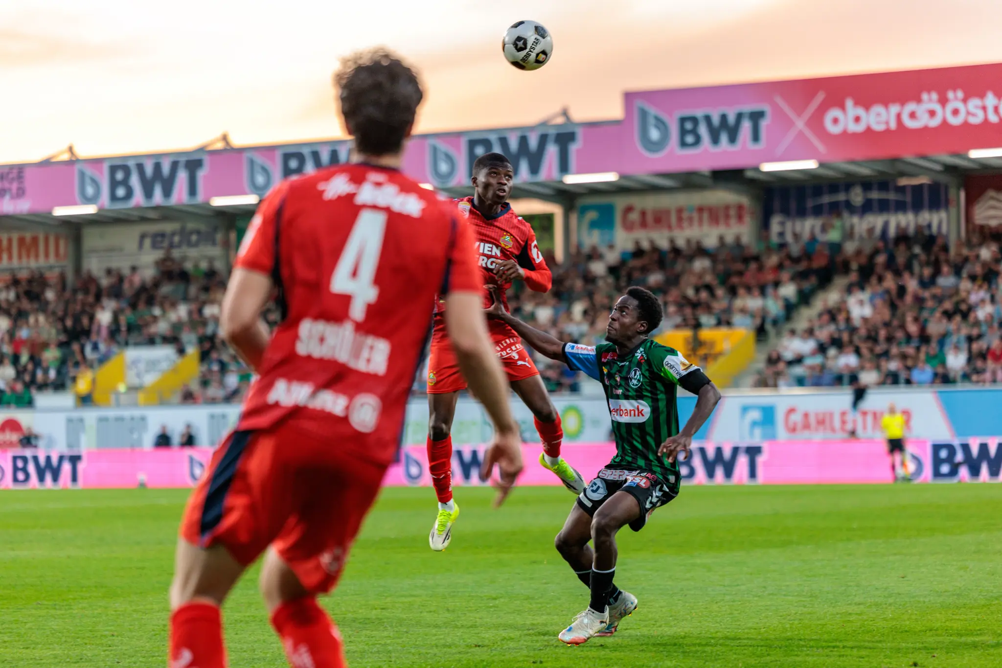 Ein intensives Kopfballduell im Strafraum während des Bundesliga-Playoff-Spiels zwischen der SV Ried und Rapid Wien