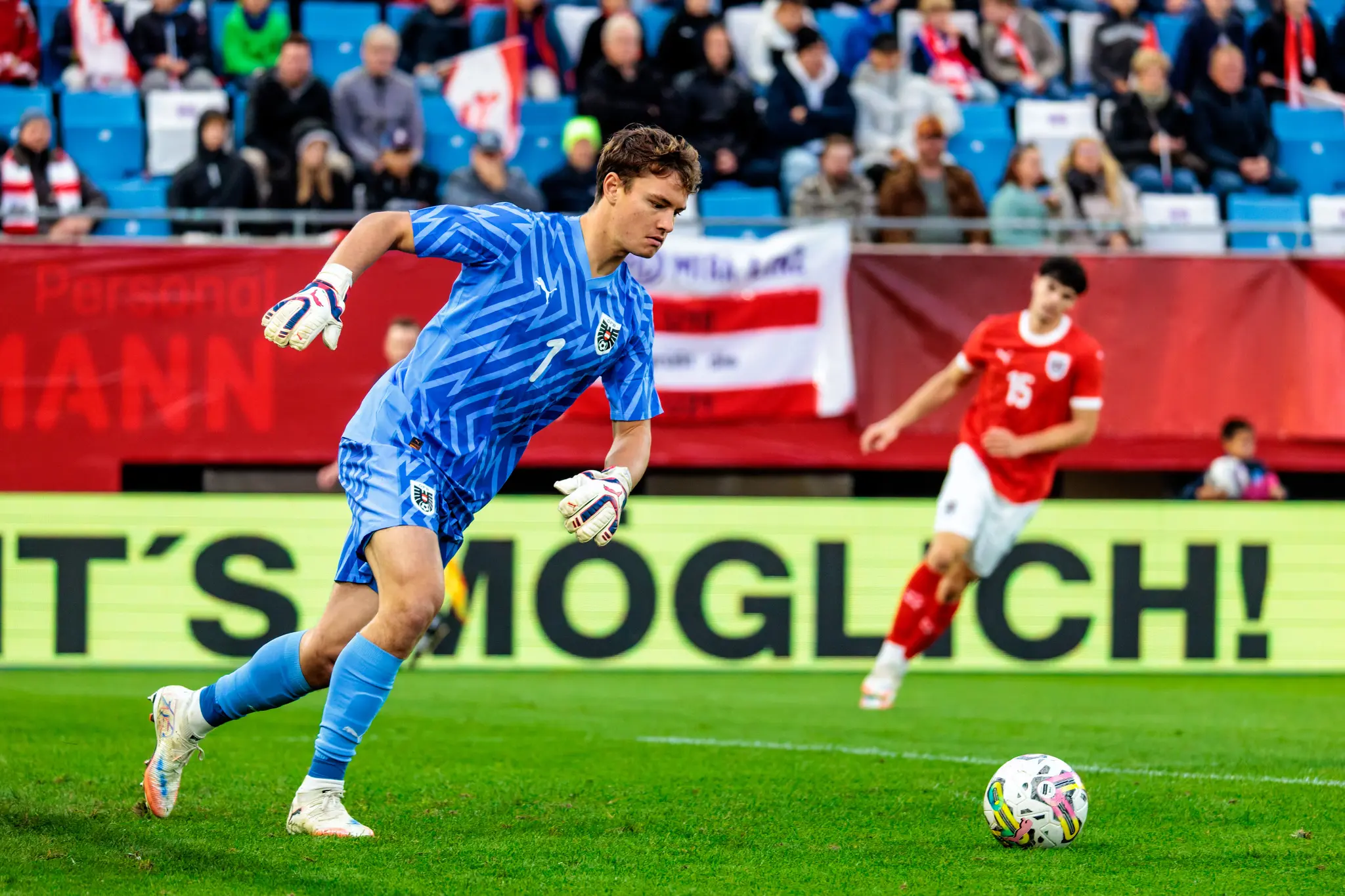 Österreichs U21-Tormann Lukas Jungwirth im blauen Trikot beim Spielaufbau mit dem Ball am Fuß während des EM-Qualifikationsspiels gegen Wales