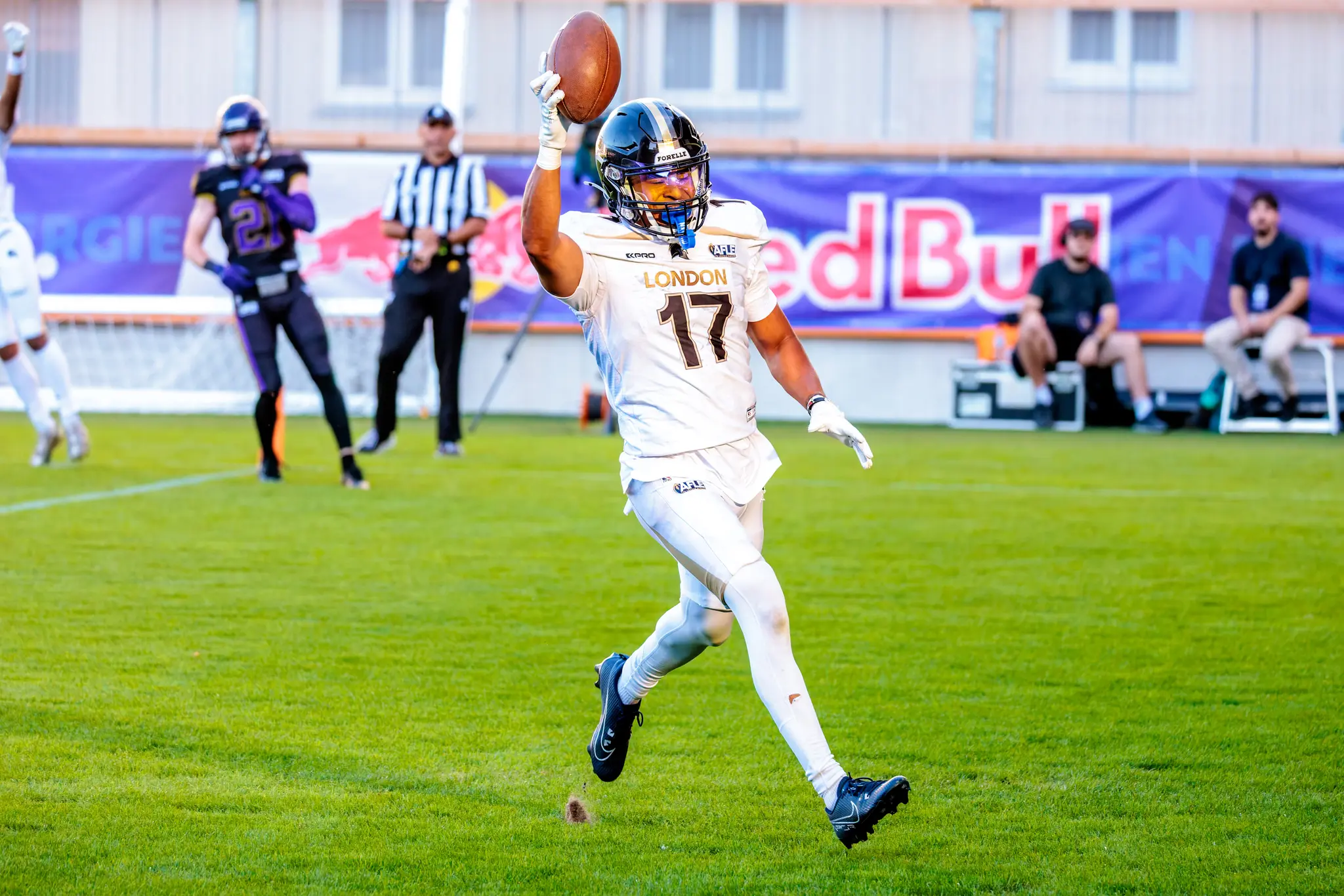 Touchdown-Jubel für die London Warriors: Spieler Nr. 17 der Gäste läuft mit erhobenem Ball über das Feld – erstes Zählbares für London im AFLE-Halbfinale.
