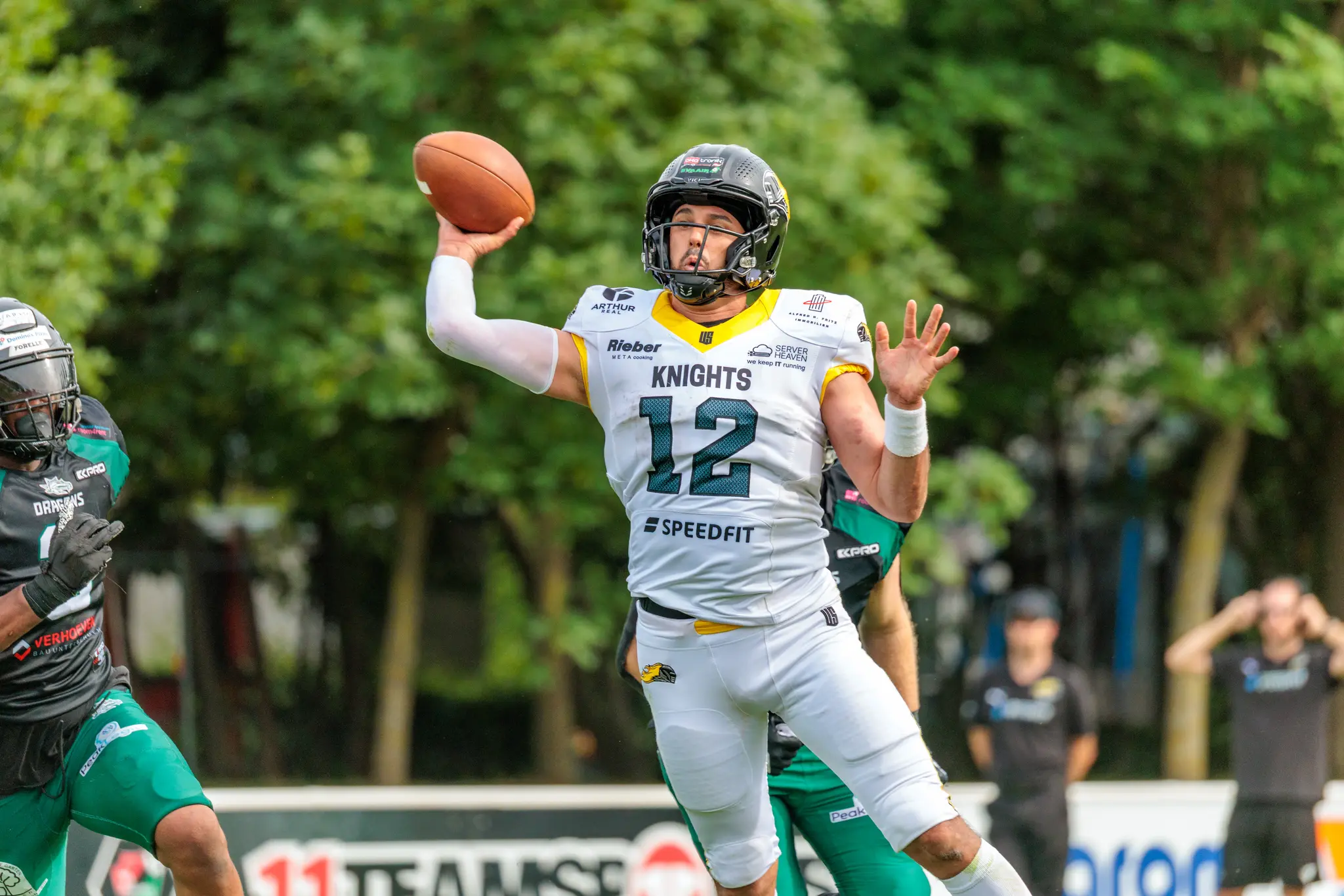 Quarterback der Vienna Knights führt einen Pass während des AFL-Spiels gegen die Danube Dragons