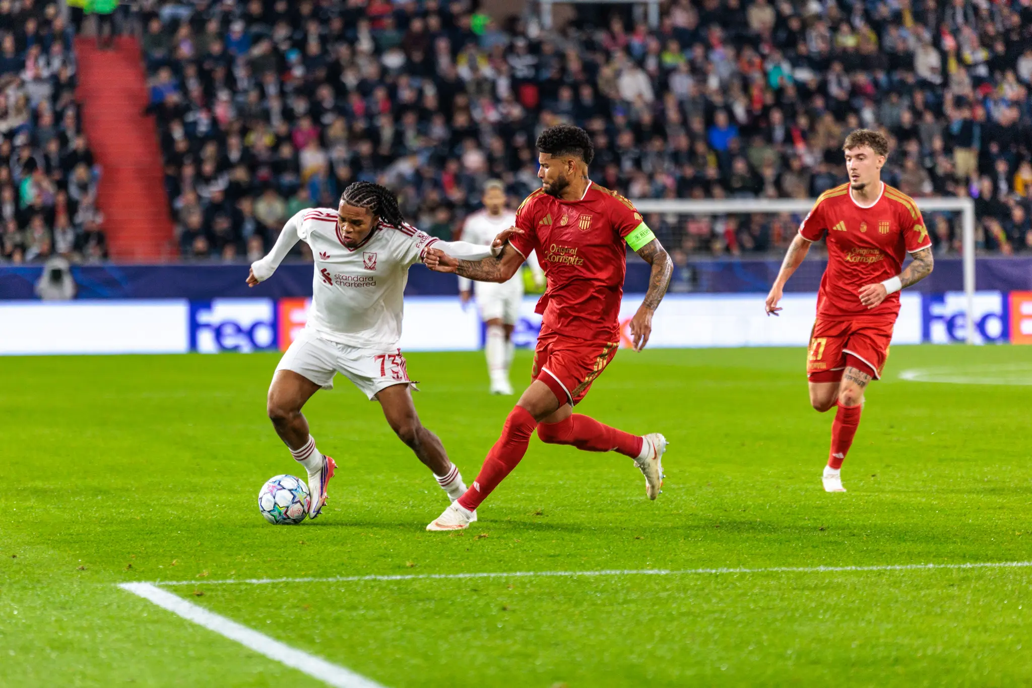 Rio Ngumoha (73) dribbelt für Liverpool nach vorne, hinter ihm verfolgt LASK-Verteidiger Yvan Dibango (25).