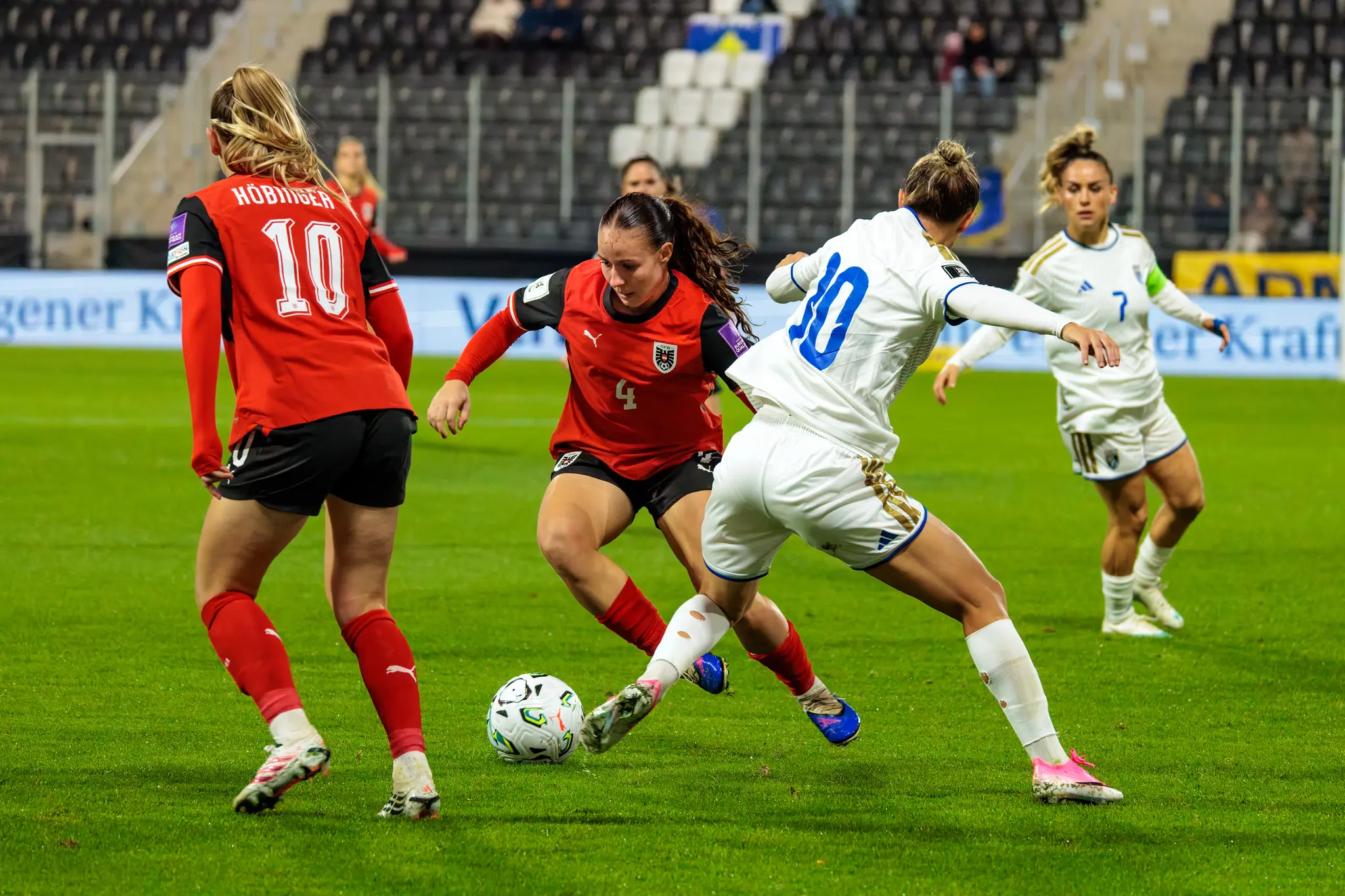 Marie Höbinger (10) und Valentina Pötzl (4) treiben das österreichische Spiel nach vorn.