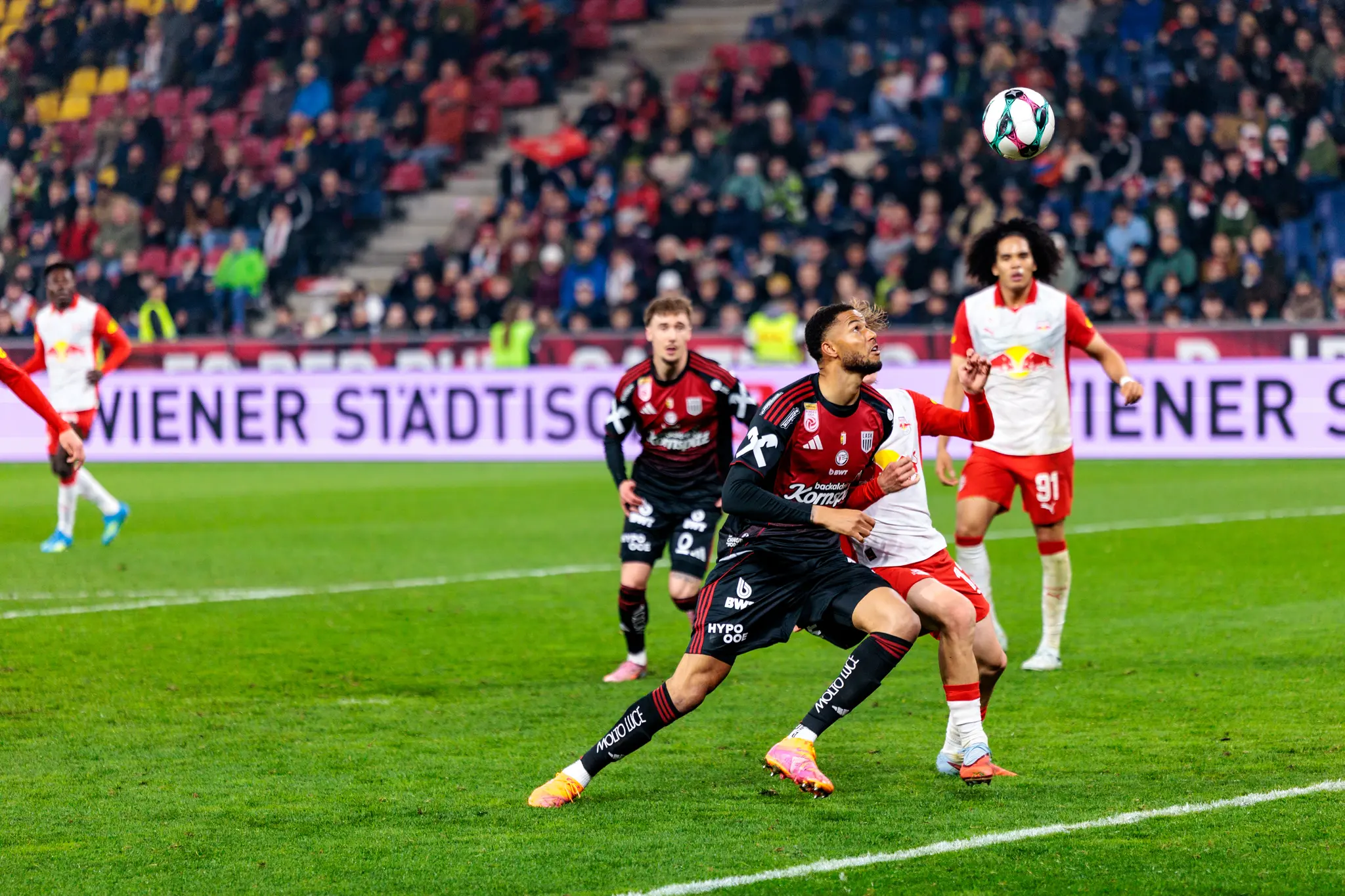 LASK-Stürmer Samuel Adeniran kontrolliert im Spiel gegen Red Bull Salzburg den Ball gekonnt mit der Brust