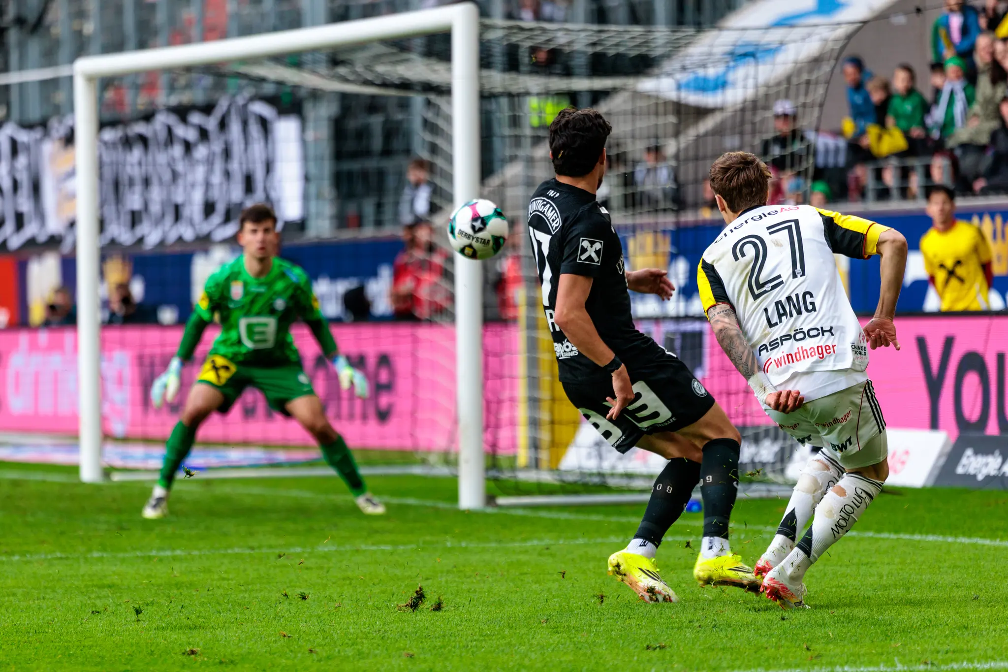 Ein LASK-Spieler schließt im Strafraum gegen den Torhüter von Sturm Graz ab