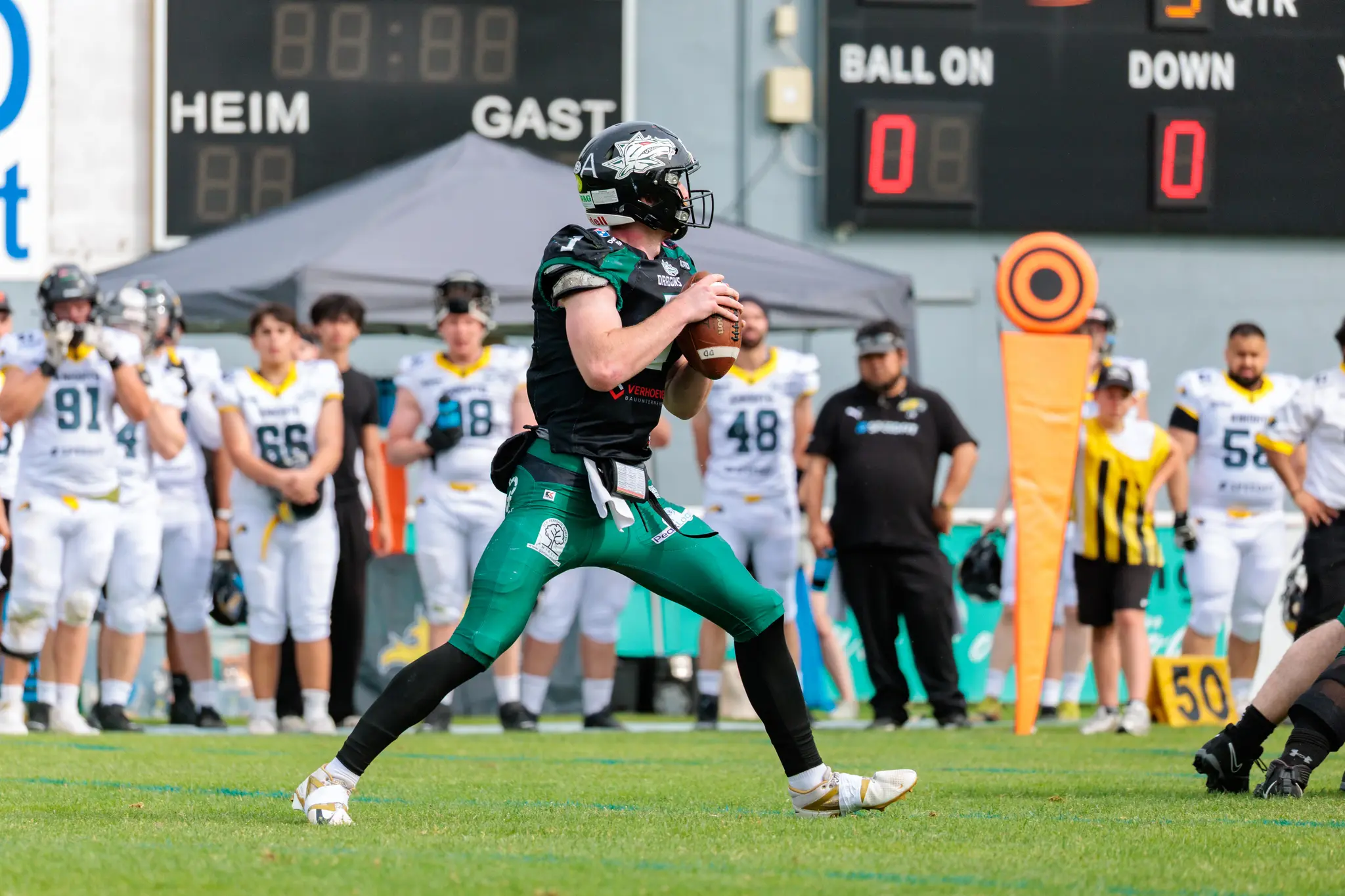 Quarterback der Danube Dragons in einer Spielszene gegen die Vienna Knights in der Austrian Football League