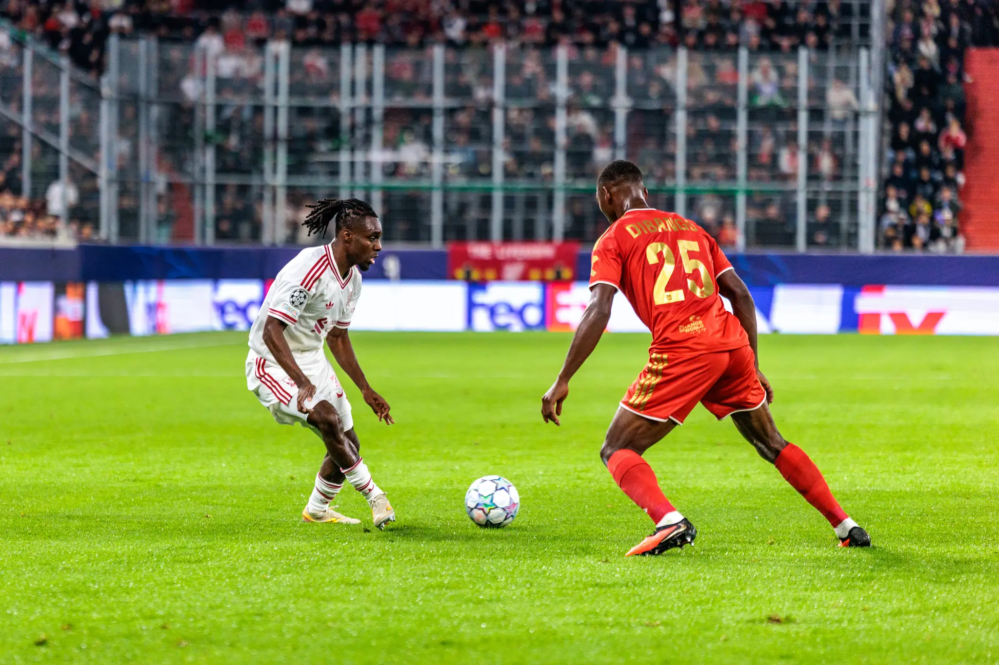 Rio Ngumoha (73) bückt sich mit gesenkten Armen zum Ball, neben ihm steht LASK-Verteidiger Yvan Dibango (25).
