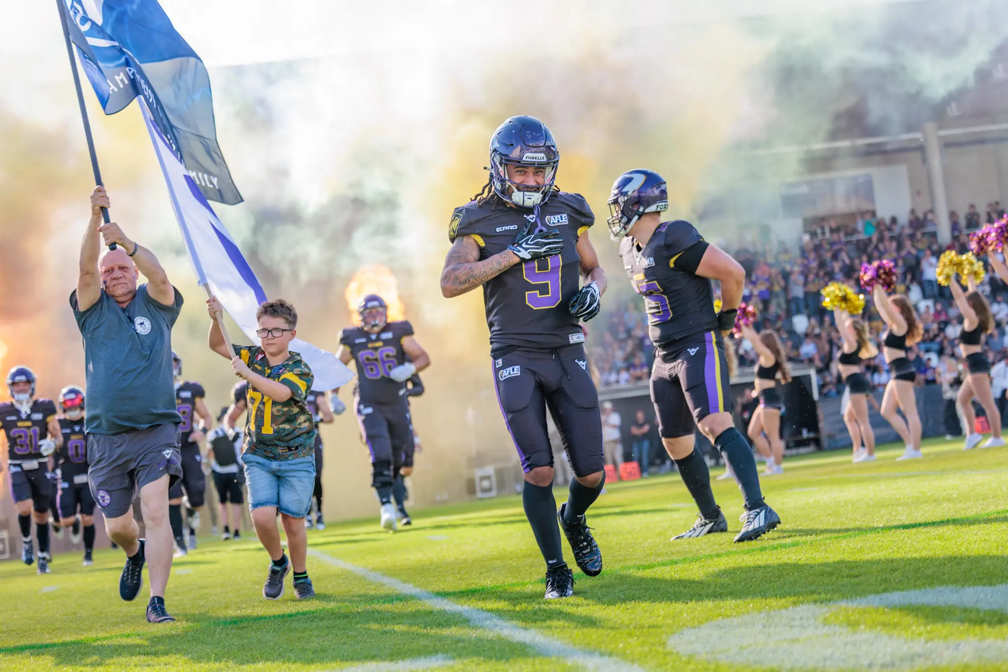 Ein Spieler der Vienna Vikings feiert einen Touchdown vor jubelnden Fans während des AFLE-Spiels gegen die Alpine Rams