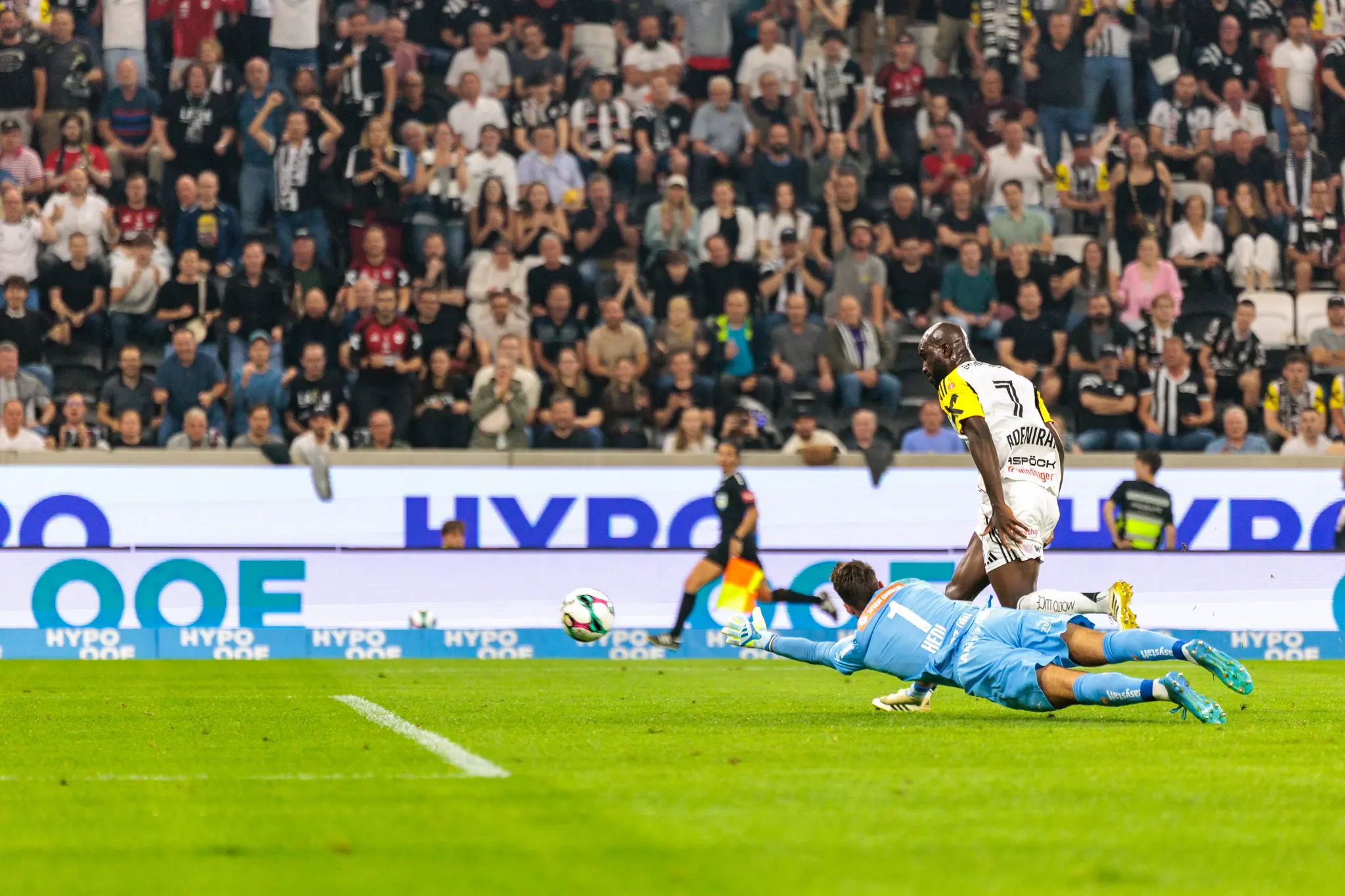 Samuel Adeniran verwandelt zum 3:1-Endstand für den LASK gegen den SK Rapid