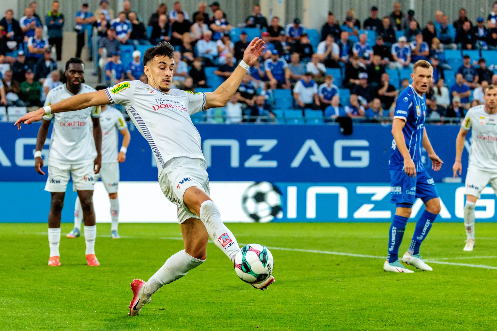 Der Mittelfeldspieler des SCR Altach, Patrick Greil, zieht im Bundesligaspiel gegen den FC Blau-Weiß Linz mit voller Kraft auf das gegnerische Tor ab