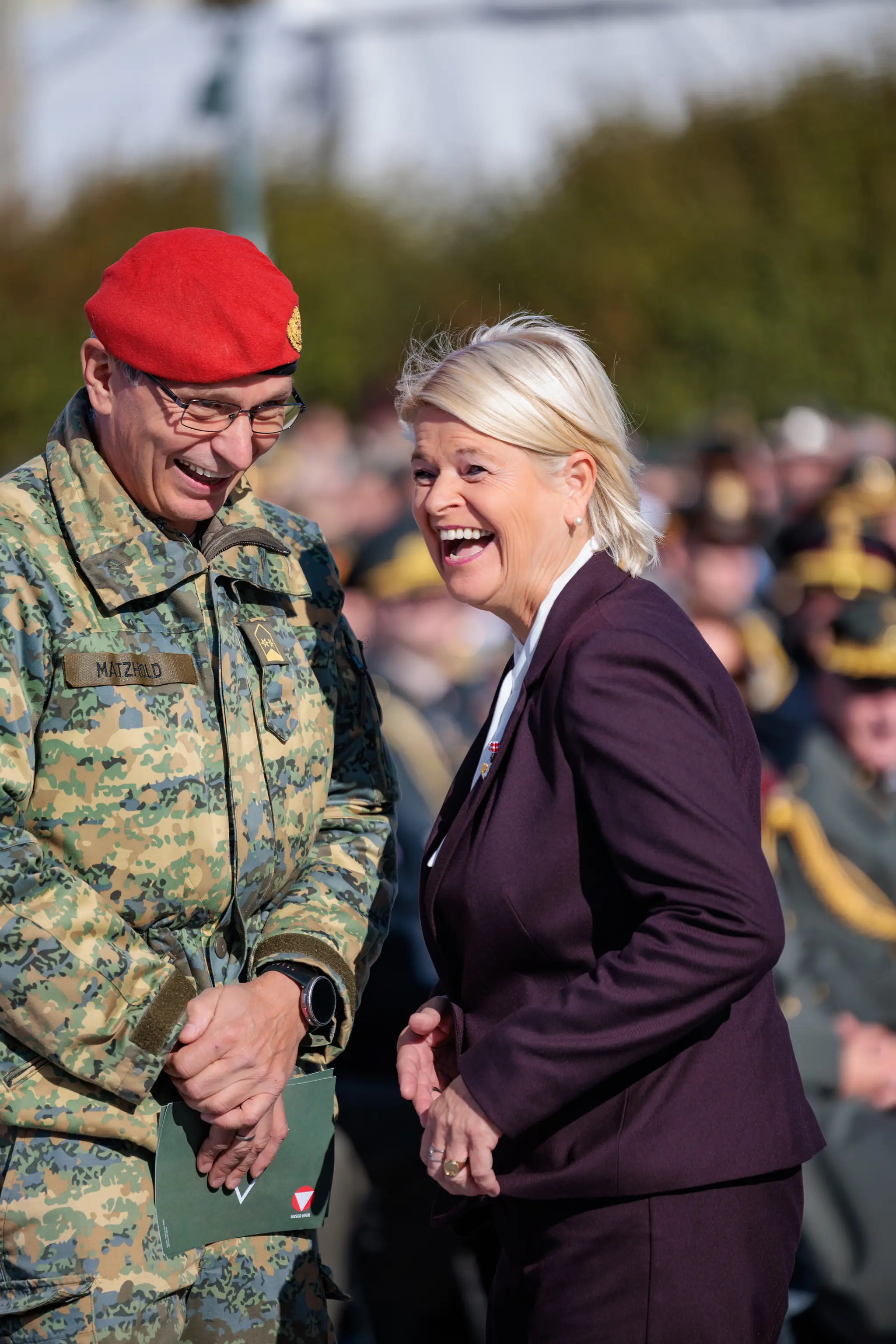Verteidigungsministerin Klaudia Tanner lacht im Gespräch mit Oberstleutnant Markus Matzhold.