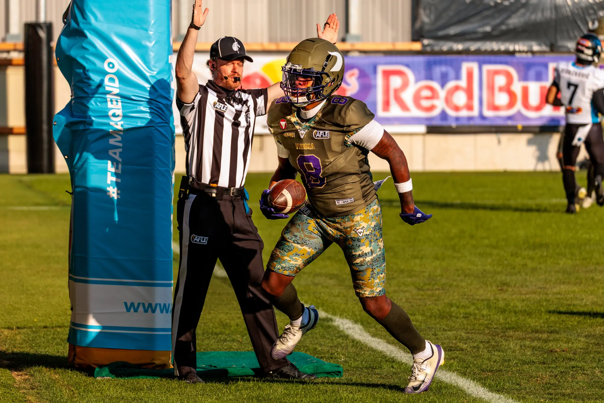 Vikings-Spieler Darrell Stewart Jr. (Nummer 8) läuft an der Endzone vorbei, der Schiedsrichter zeigt den Touchdown an.