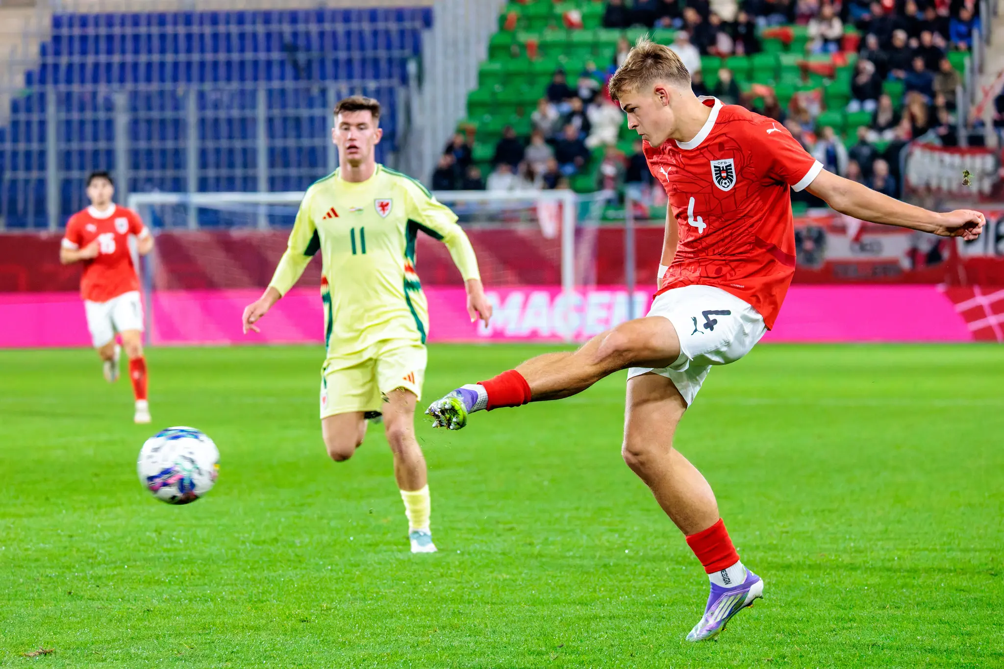 Der österreichische U21-Nationalspieler David Piczka bei einem kraftvollen Schussversuch im EM-Qualifikationsspiel gegen Wales