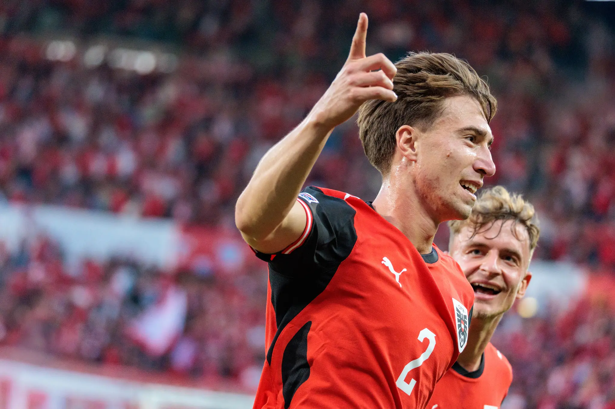 David Affengruber (2) jubelt mit erhobenem Arm nach seinem Kopfballtreffer zum 1:0 vor den Fans.