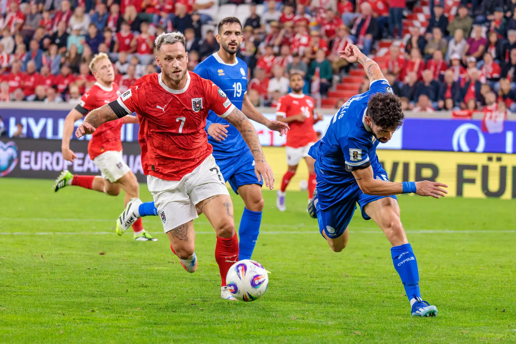 Marko Arnautović (Österreich) im Ballkampf mit im zypriotischen Strafraum, der zypriotische Spieler taumelt etwas