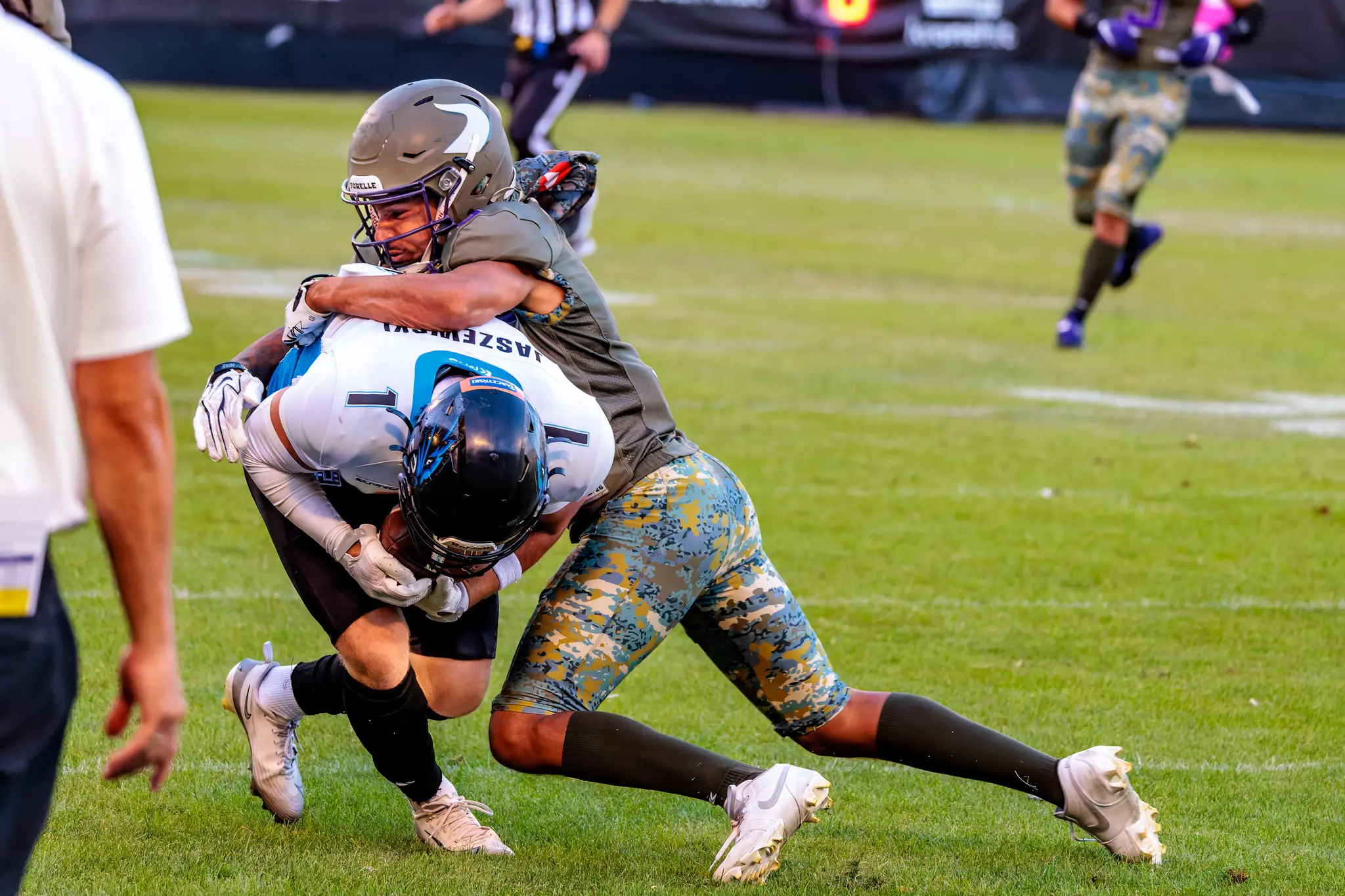 Ein Vikings-Verteidiger bringt einen Panthers-Spieler mit der Nummer 7 zu Boden.