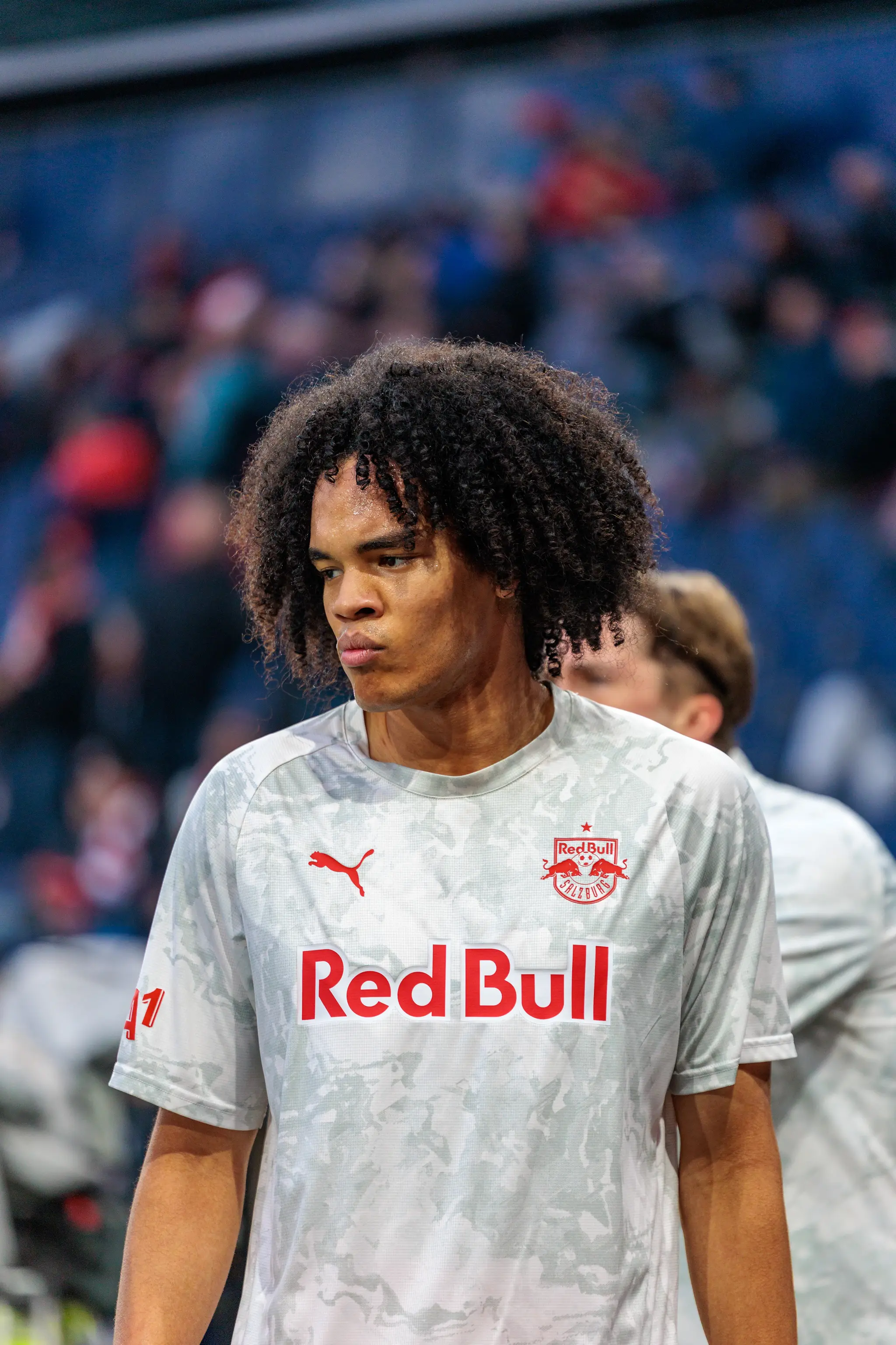Nahaufnahme eines Spielers von Red Bull Salzburg in einem hellgrauen Trikot während des Spiels gegen den LASK