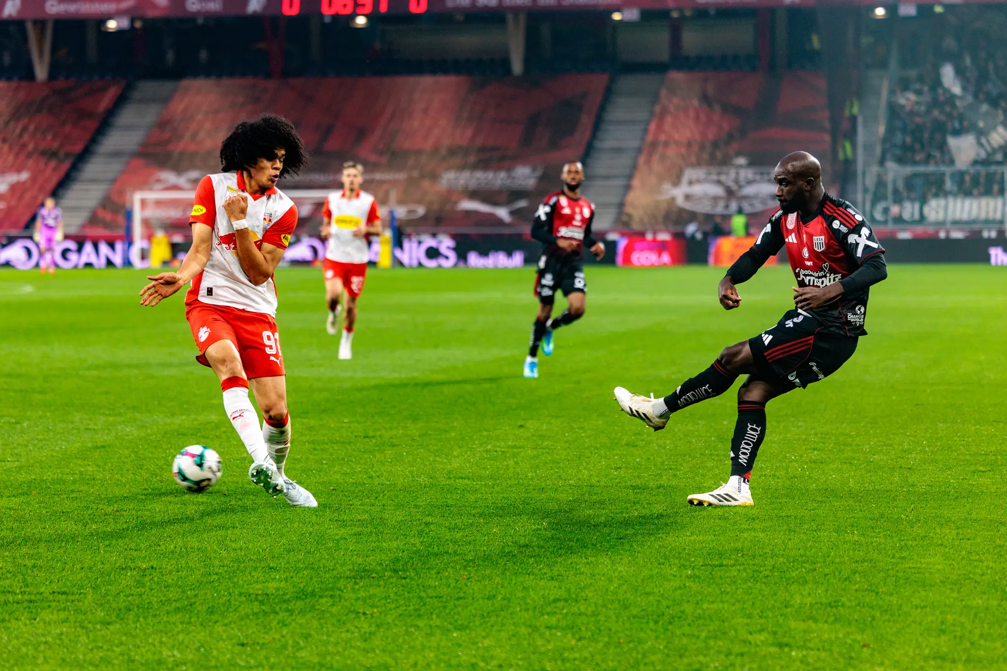 Daouda Guindo von Red Bull Salzburg versucht einen kraftvollen Torschuss eines LASK-Spielers in einem spannenden Spiel der ADMIRAL Bundesliga zu blocken