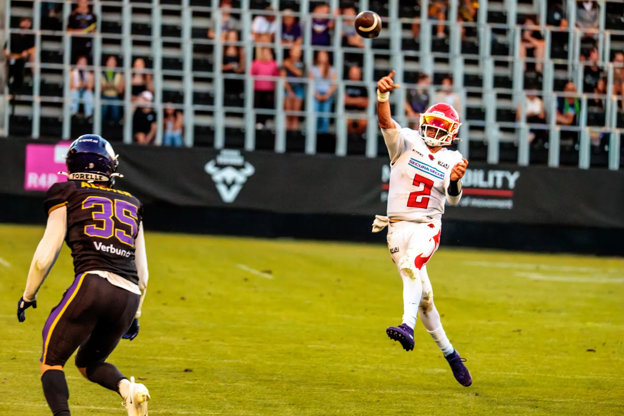 Wurf unter Druck: Der Red-Lions-Quarterback (Nr. 2) löst den Ball im Sprung, während Elias Allmer (35) bereits nah dran ist – die Vikings-Secondary ließ an diesem Abend kaum Lücken.