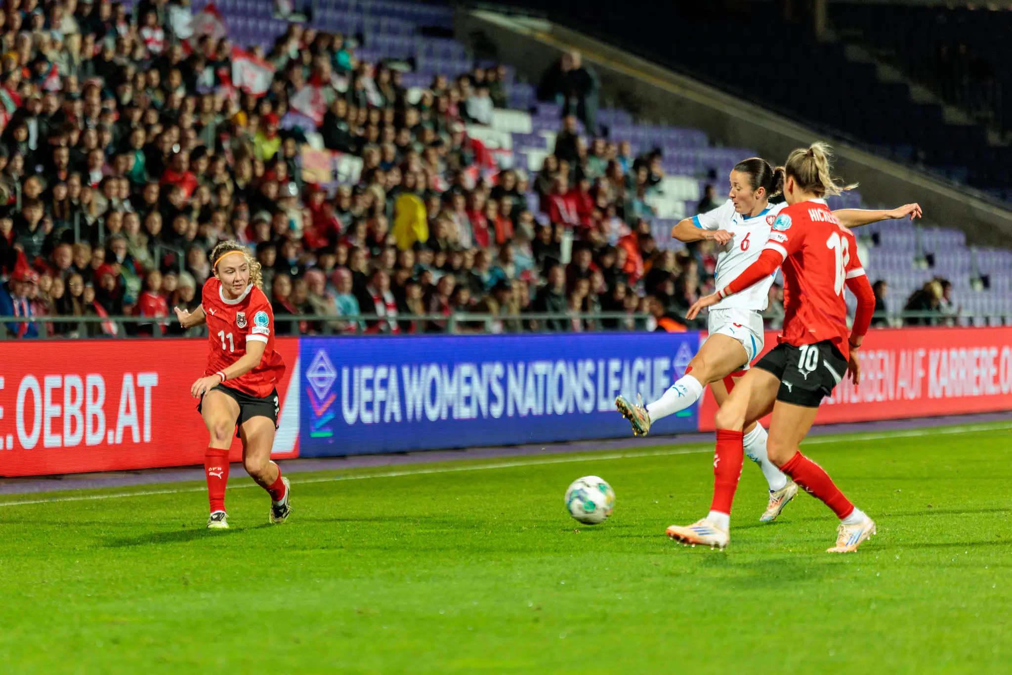 Zwei Spielerinnen des ÖFB-Frauen-Nationalteams bedrängen eine tschechische Gegenspielerin bei der Ballabgabe während des Nations-League-Spiels