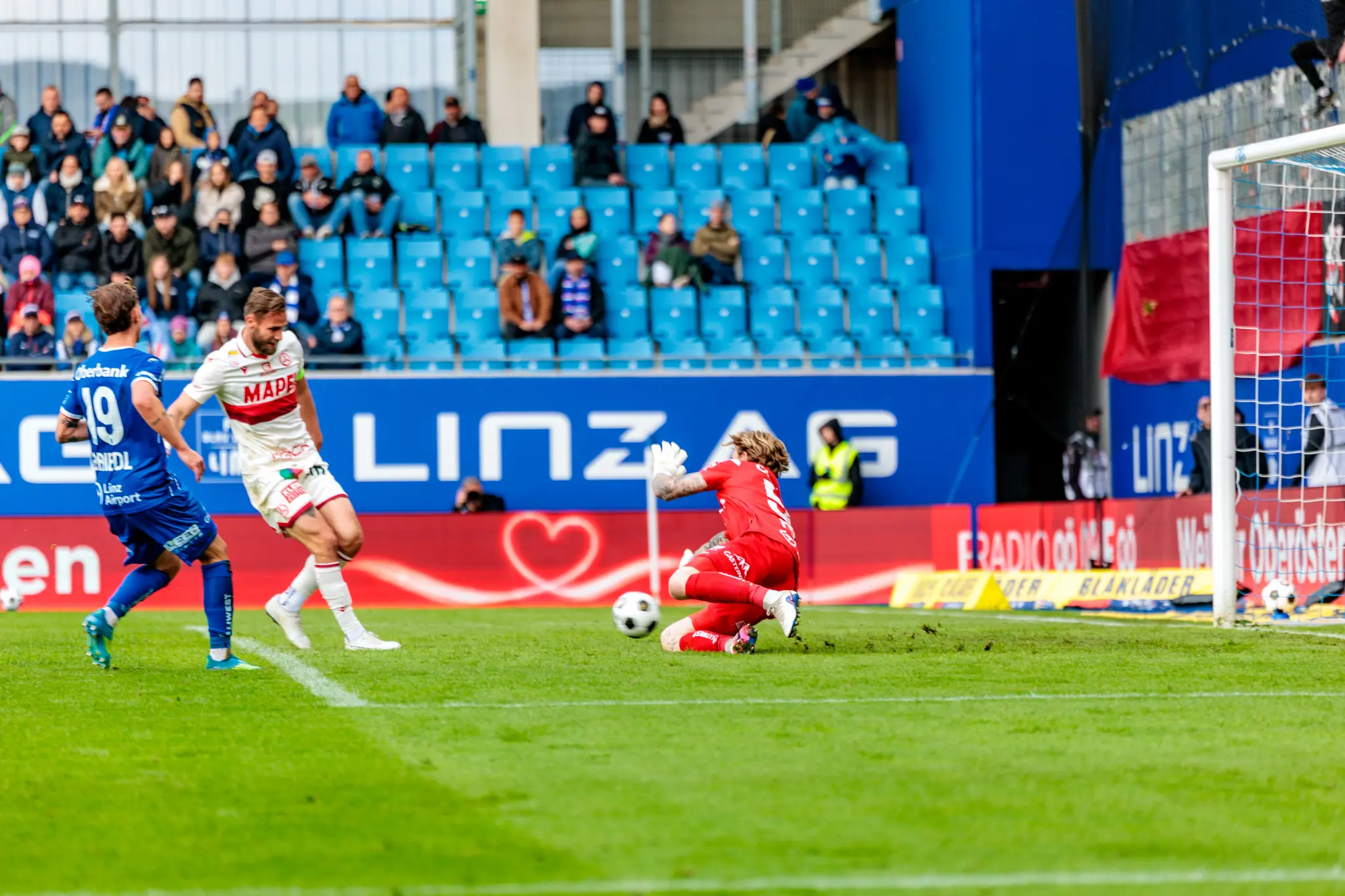 Ein Spieler des GAK schießt den Ball beim Auswärtsspiel gegen Blau-Weiß Linz ins Tor
