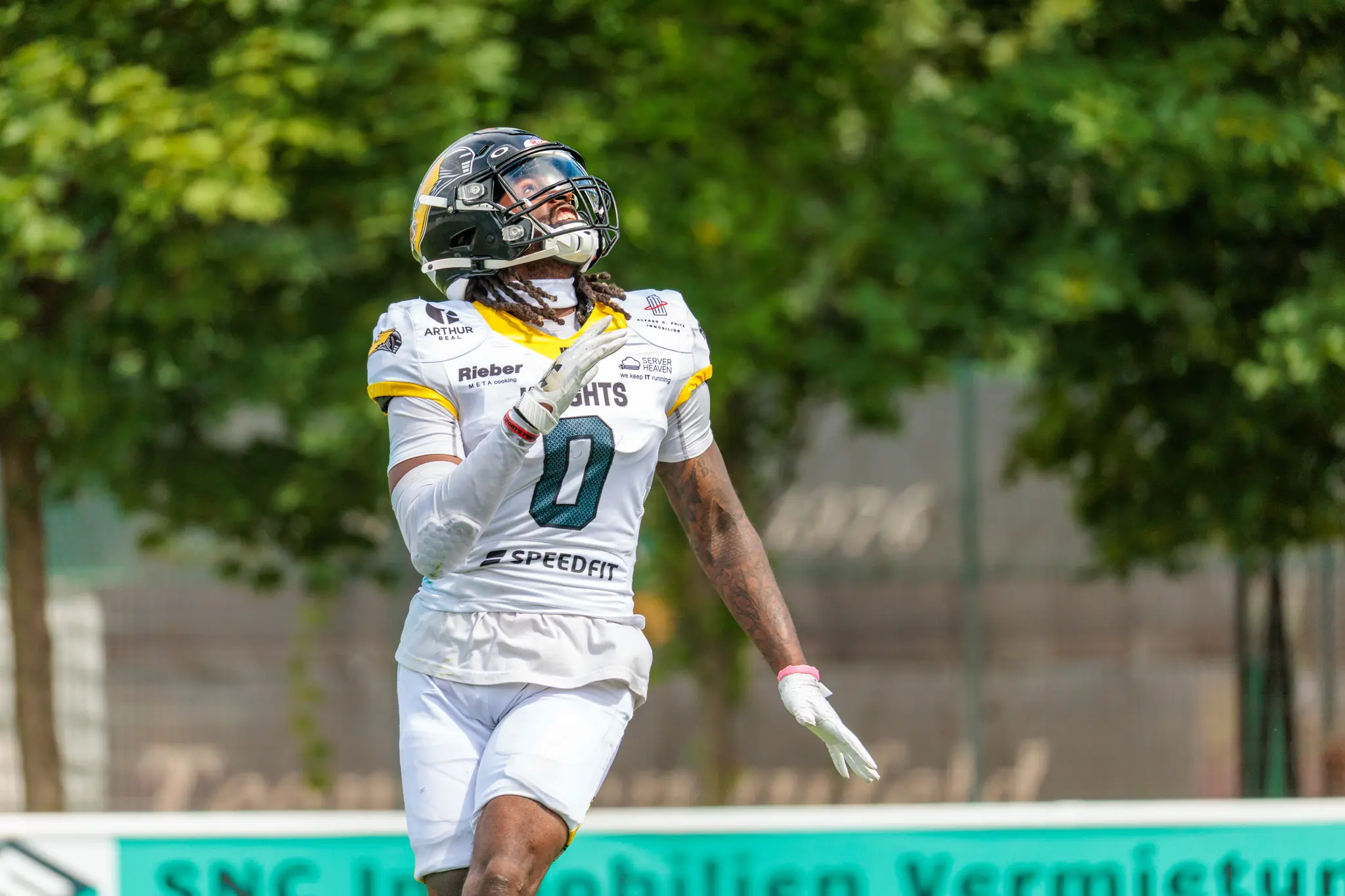 Ein Spieler der Vienna Knights in voller Action während eines intensiven American Football Spiels gegen die Danube Dragons