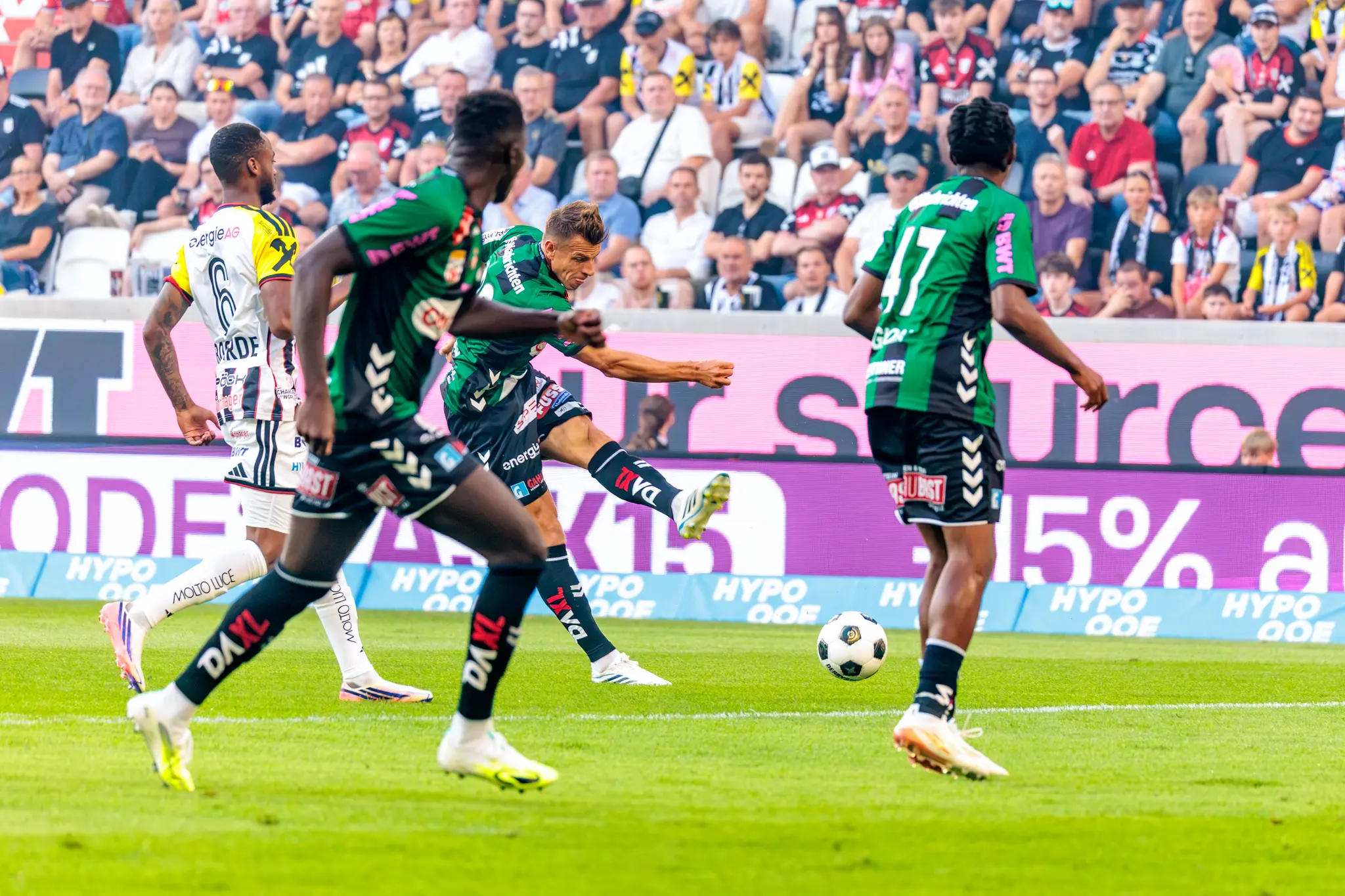 Ried im Vorwärtsgang, LASK-Verteidiger Andrade (Nr. 16) in Ballnähe, Sissoko und Sorg in der Gruppe