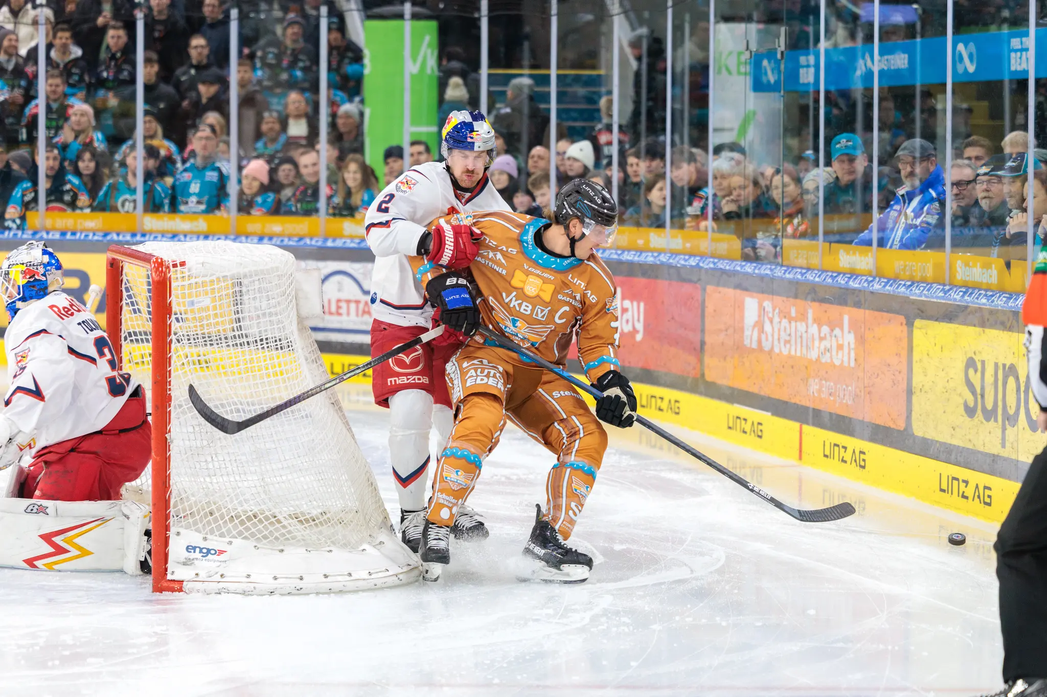 Brian Lebler von den Steinbach Black Wings Linz im intensiven Zweikampf mit Tyler Lewington von Red Bull Salzburg vor dem gegnerischen Tor während des ICE Hockey League Spiels
