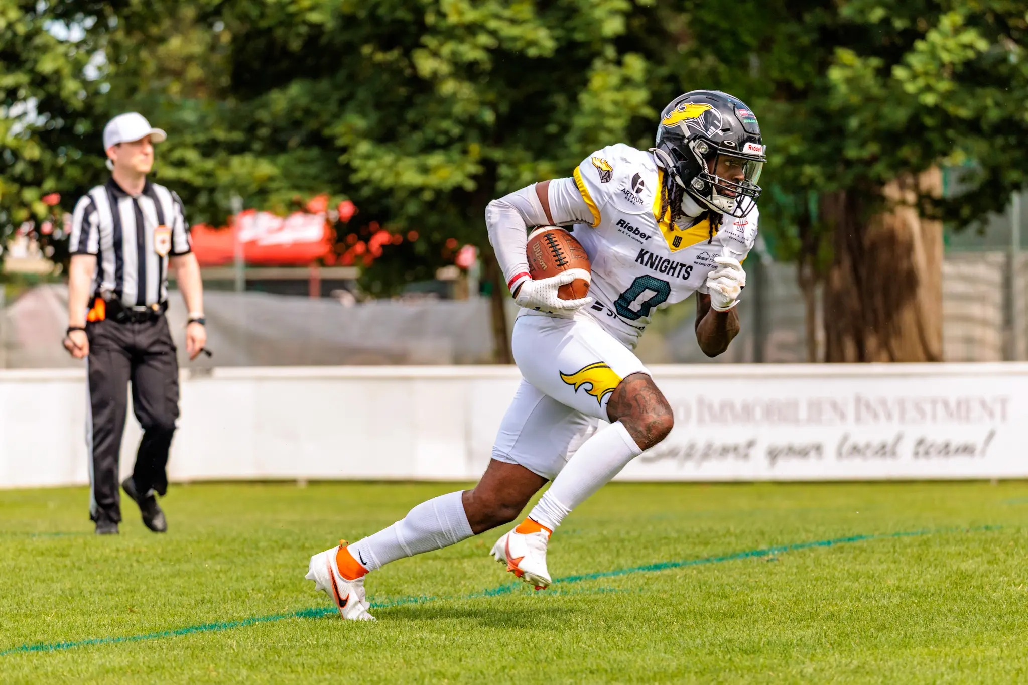 Ein Spieler der Vienna Knights rennt mit dem Football während eines AFL-Spiels gegen die Danube Dragons