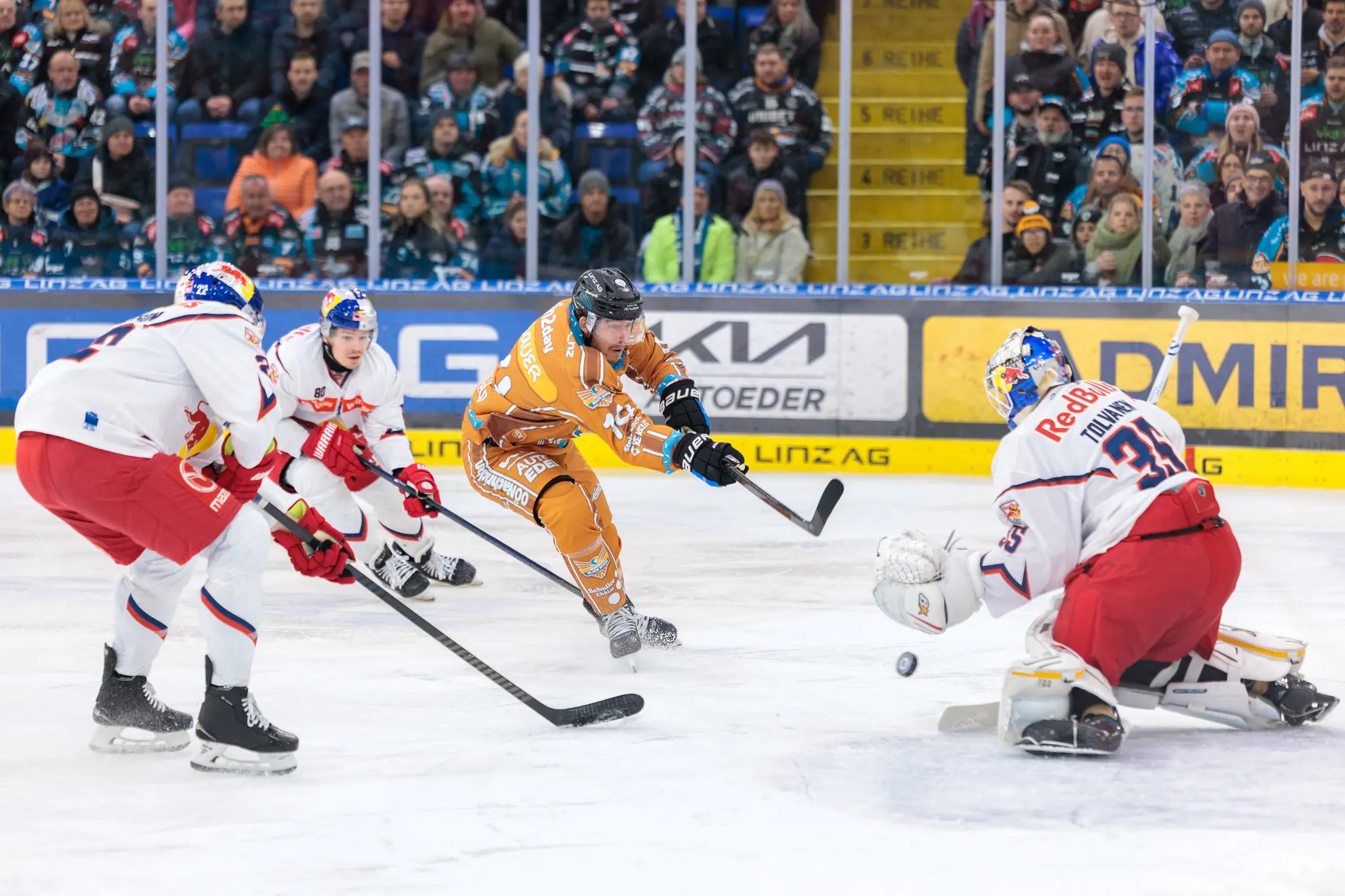 Graham Knott von den Steinbach Black Wings Linz zieht in der ICE Hockey League kraftvoll zum Torschuss gegen Red Bull Salzburg Torhüter Atte Tolvanen ab