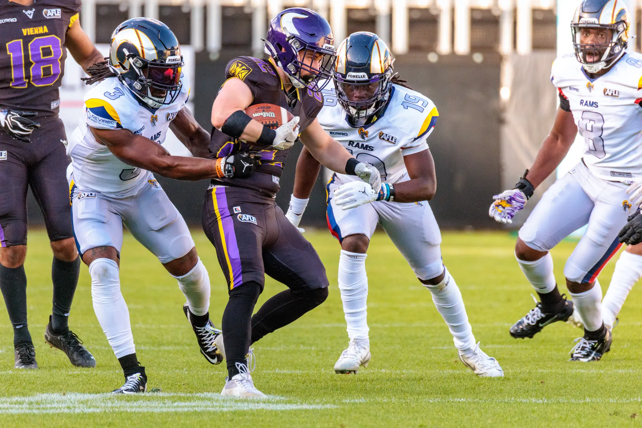 Ein Spieler der Alpine Rams versucht, einen Ballträger der Vienna Vikings im AFLE-Spitzenspiel zu tackeln