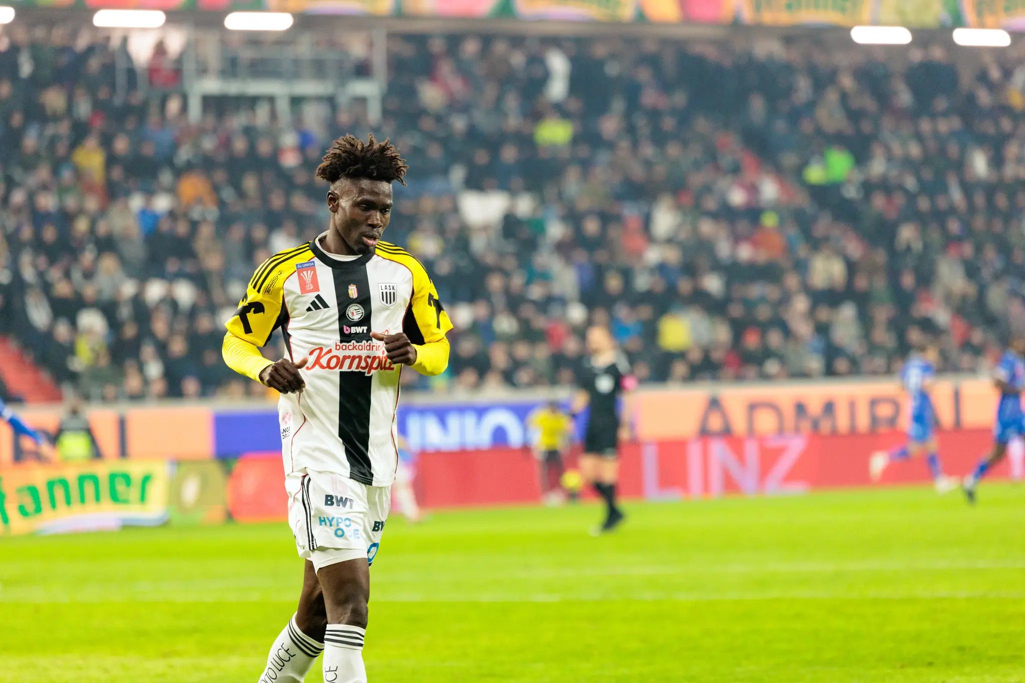 Ein LASK-Spieler läuft während des Linzer Derbys im ÖFB-Cup mit vollem Fokus in Richtung des gegnerischen Strafraums