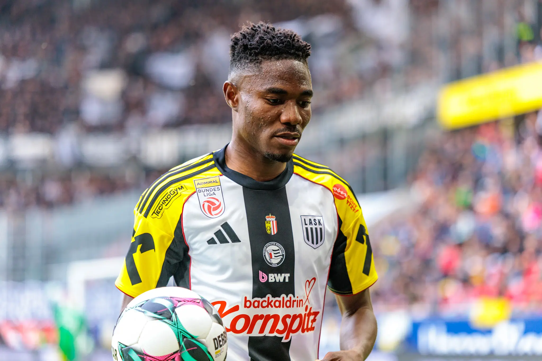 Ein LASK-Spieler hält den Fußball vor einem Einwurf während des Spiels gegen Sturm Graz in der Hand