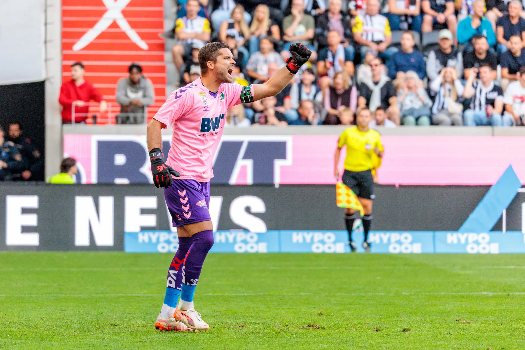 Andreas Leitner, der Torwart des SV Ried, in pinkem BWT Trikot und lila Shorts jubelt enthusiastisch im Bundesligaspiel gegen LASK Linz