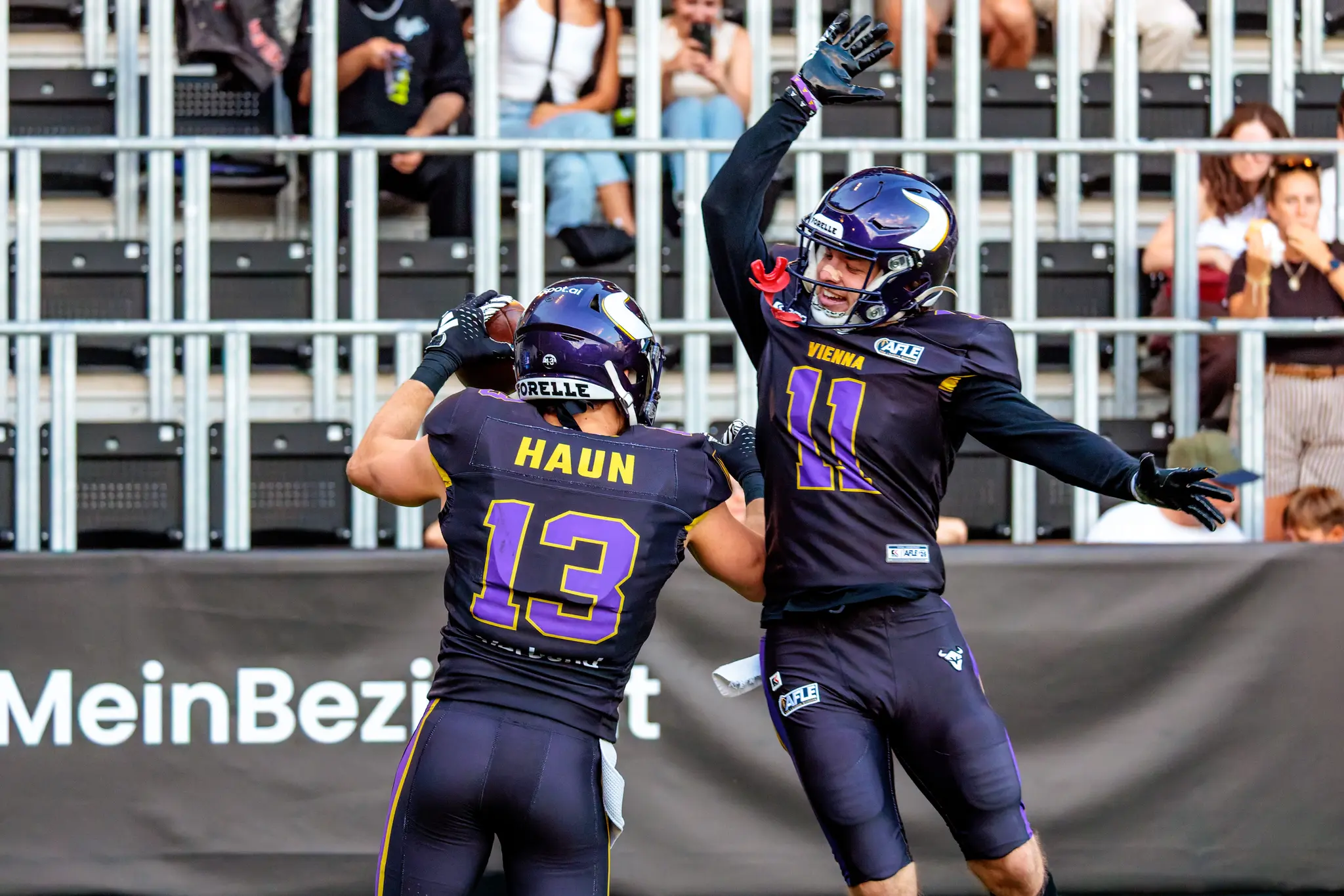 Touchdown-Jubel pur: Philipp Haun (13) presst den Ball an die Helmschale, daneben springt Fabian Eder (11) mit ausgebreiteten Armen durch die Luft – Vikings feiern gegen die Red Lions.