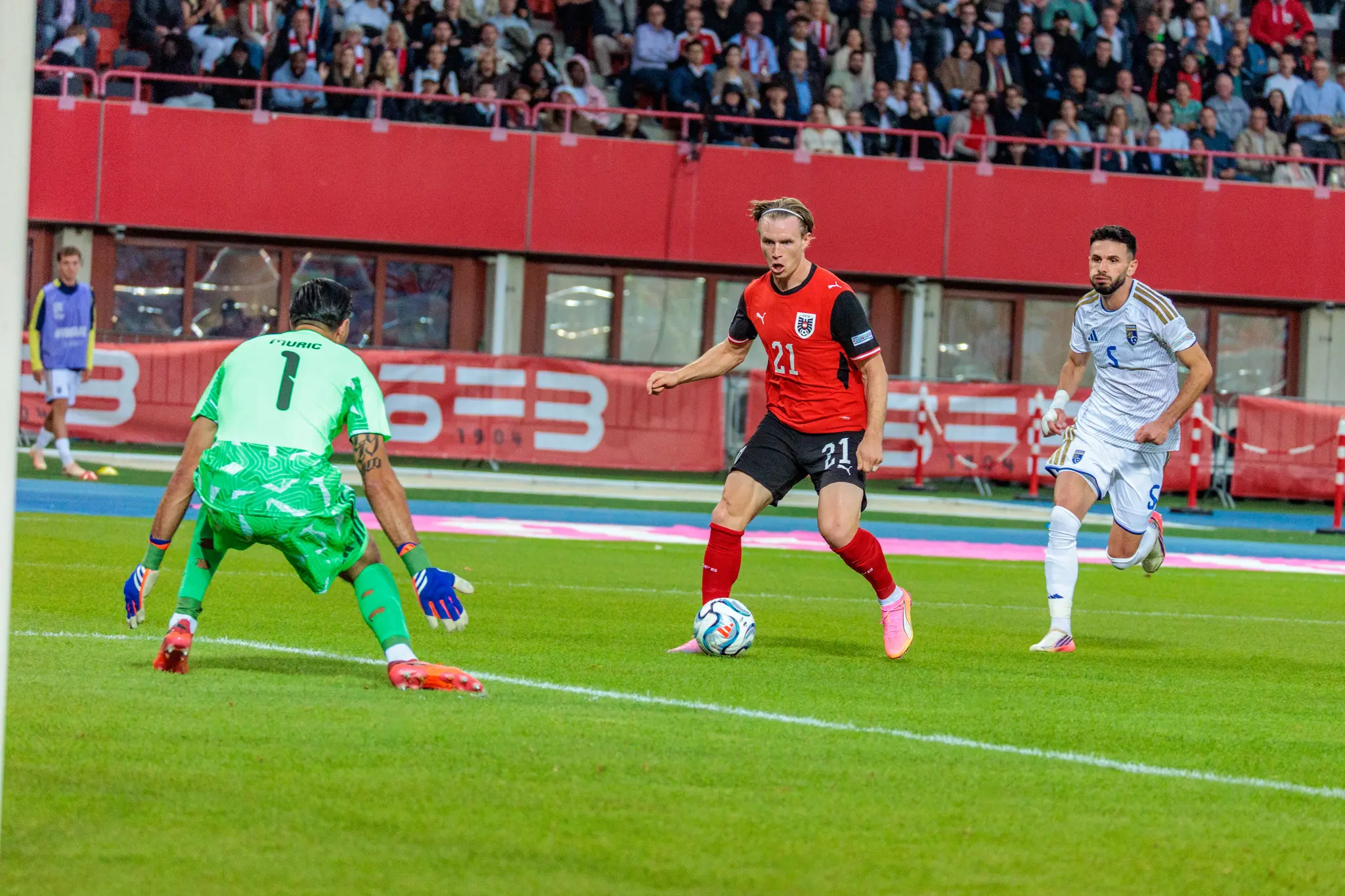 Patrick Wimmer (21) dringt mit dem Ball in den Strafraum ein, Kosovos Tormann Arijanet Muric kommt entgegen.