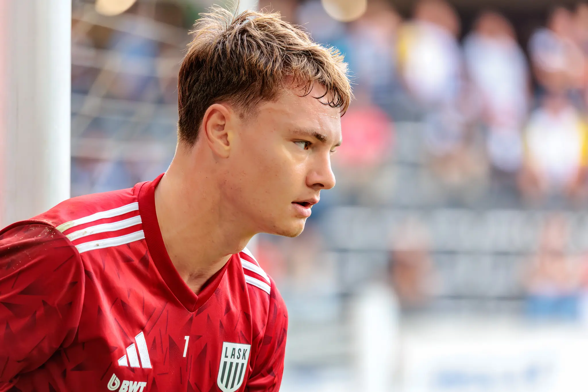 Porträt von Lukas Jungwirth, wie er sich vor einem Fußballspiel aufwärmt