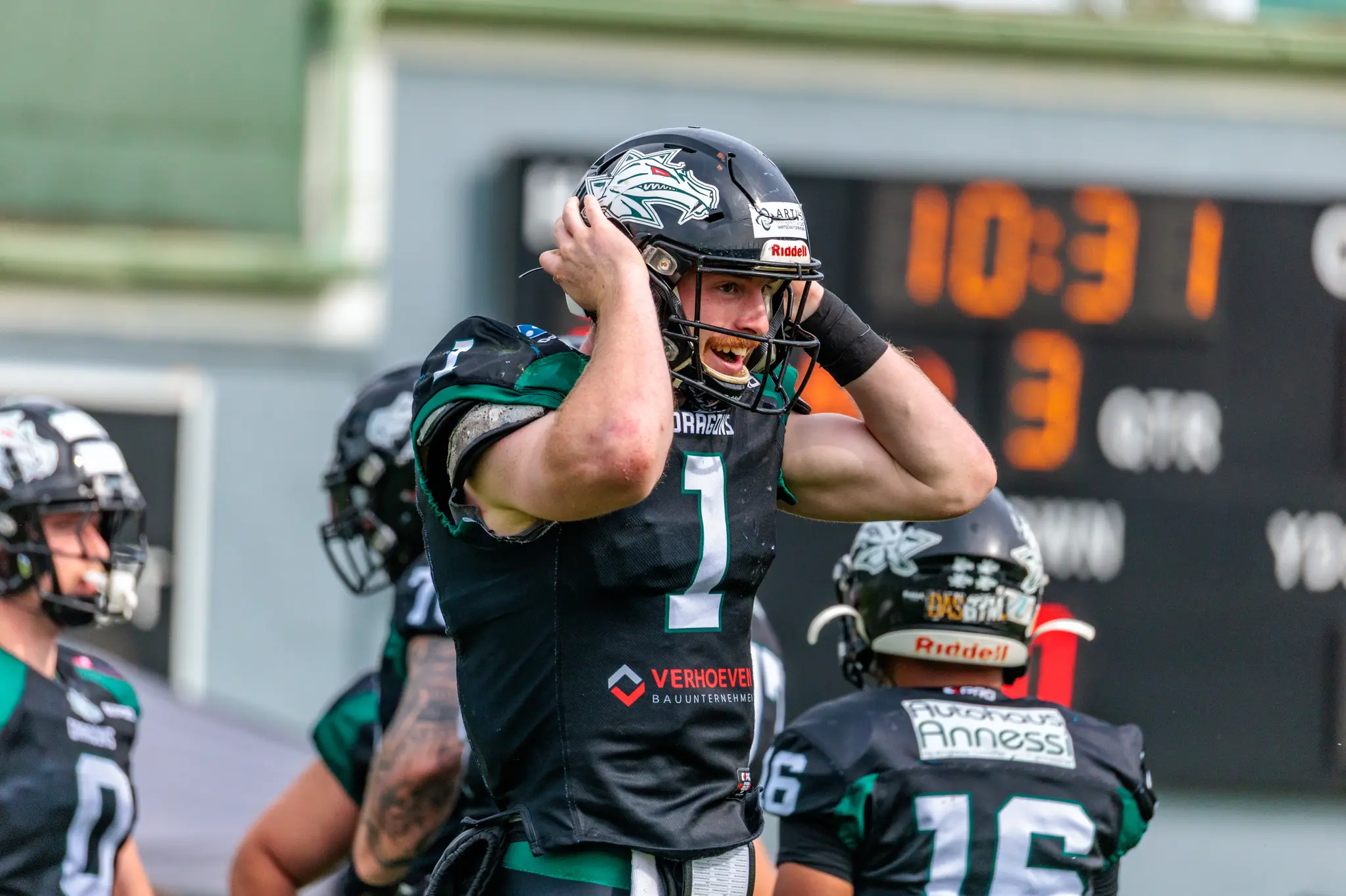 Ein jubelnder Quarterback der Danube Dragons feiert einen entscheidenden Touchdown gegen die Vienna Knights in der Austrian Football League